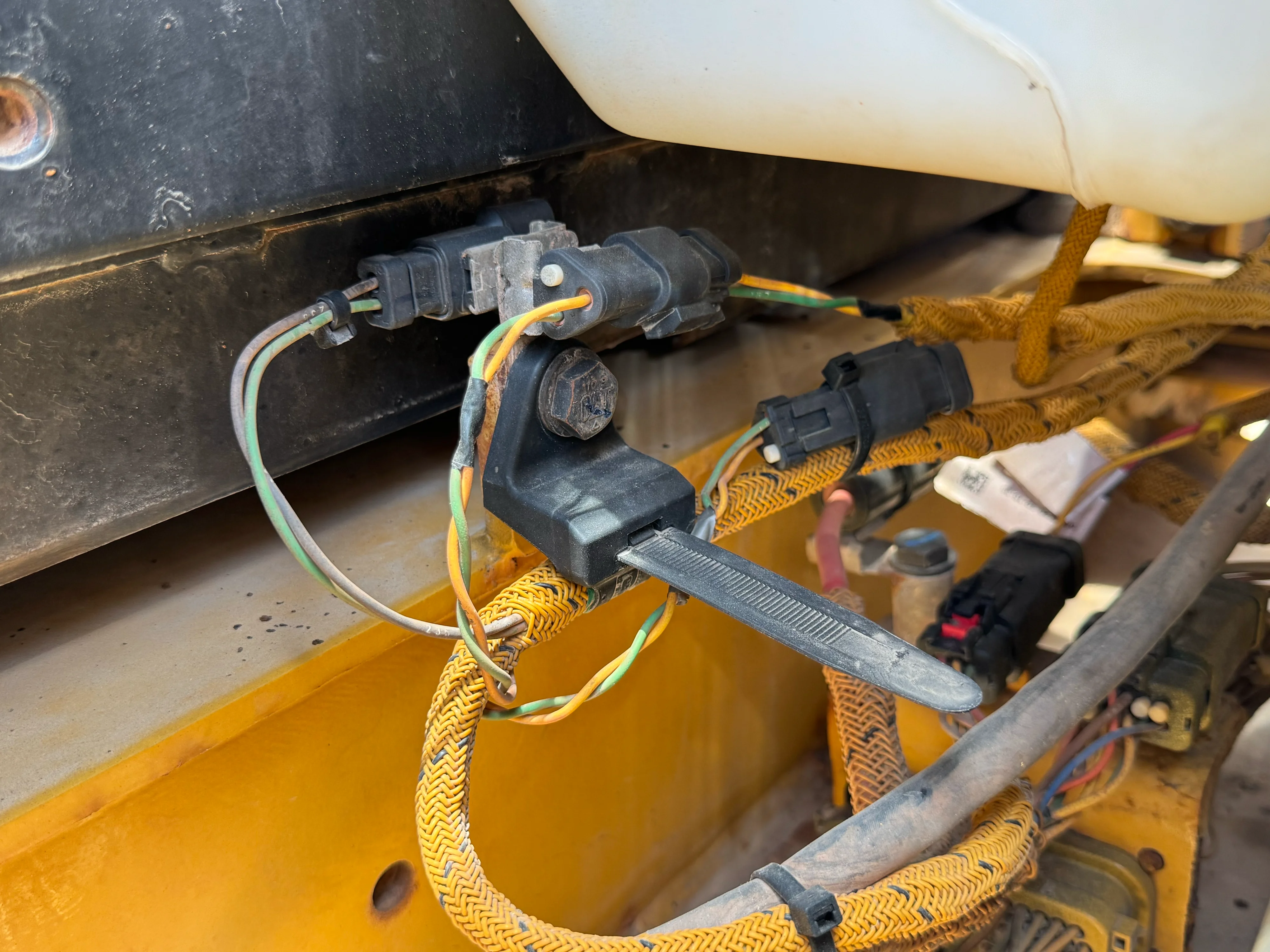 MDX-002-Cat-323D3-medium-excavator-inspection-electronics-main-harness-3