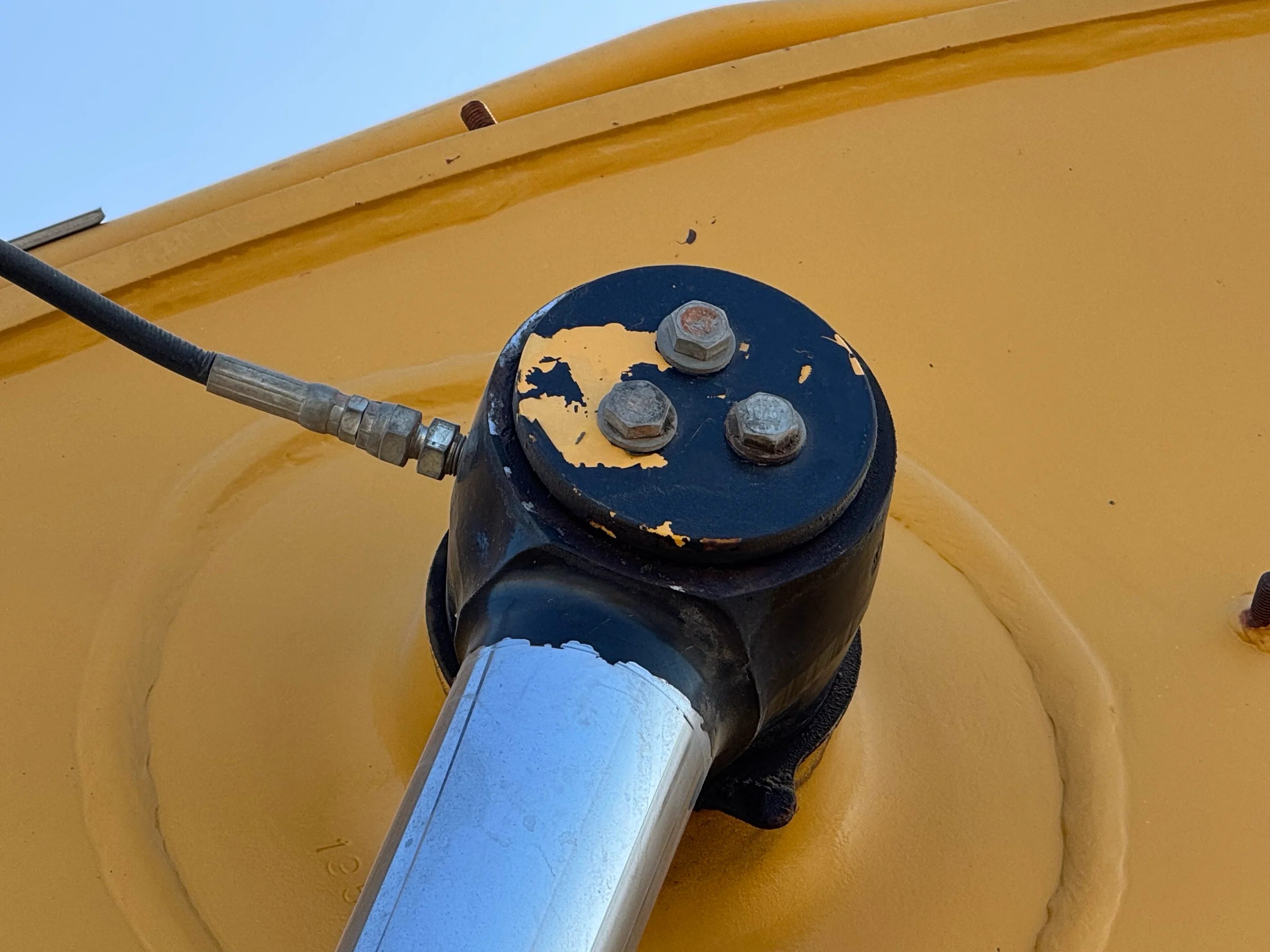 MDX-002-Cat-323D3-medium-excavator-inspection-hydraulics-hydraulic-pins-locks-2