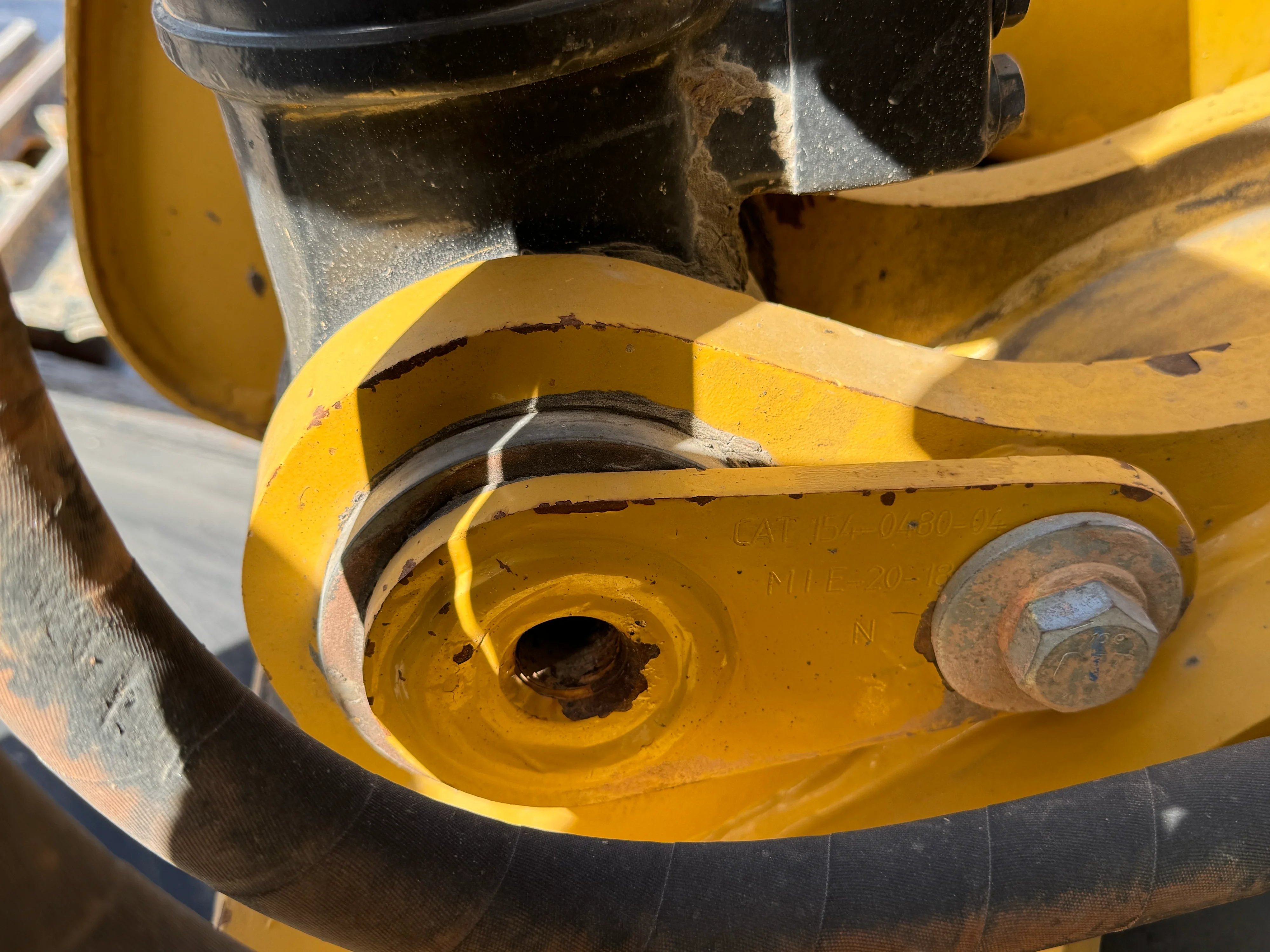 MDX-002-Cat-323D3-medium-excavator-inspection-hydraulics-hydraulic-pins-locks-3