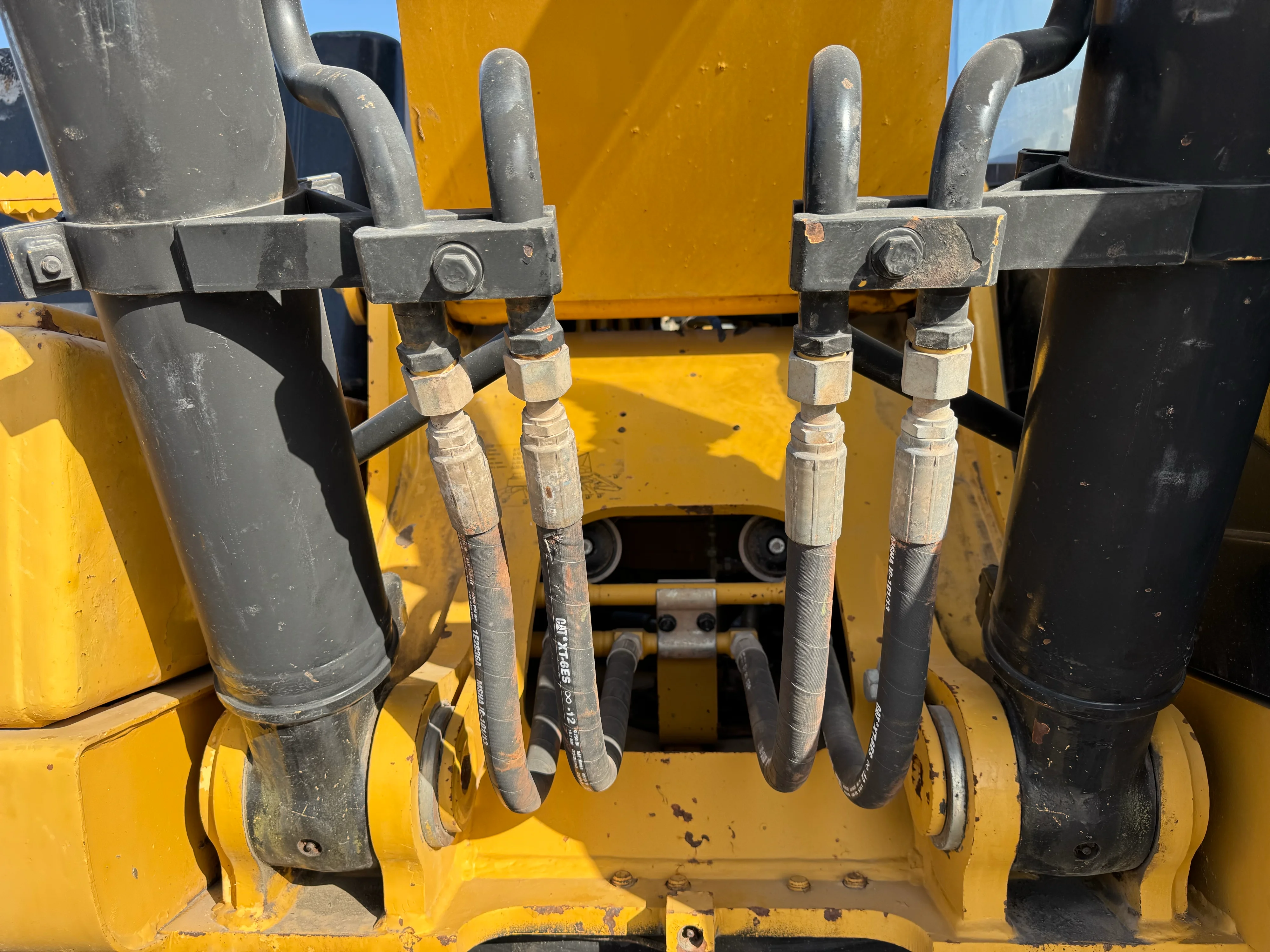 MDX-002-Cat-323D3-medium-excavator-inspection-hydraulics-hydraulic-hoses-and-lines-1