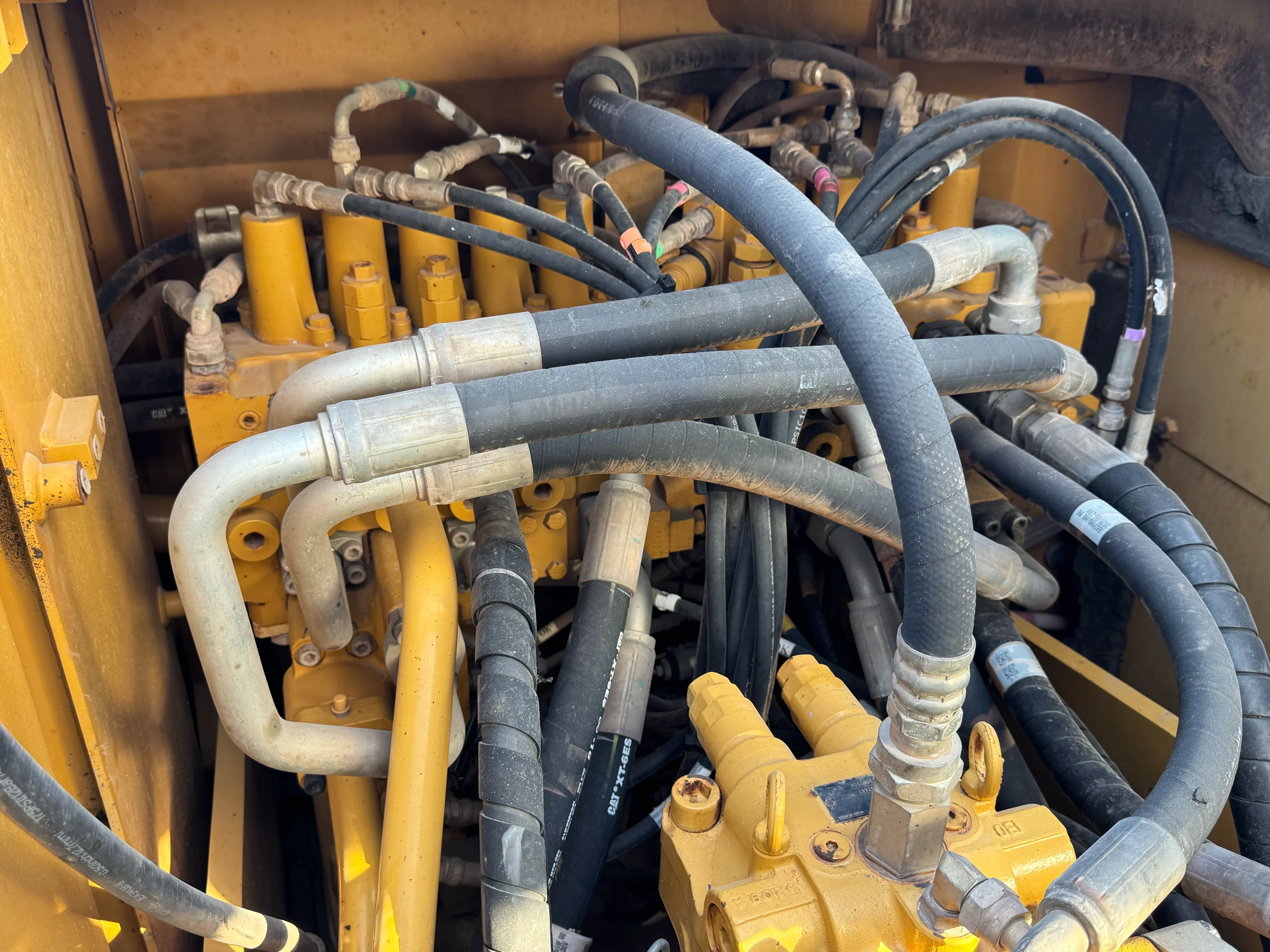 MDX-002-Cat-323D3-medium-excavator-inspection-hydraulics-main-control-valve-MCV-1