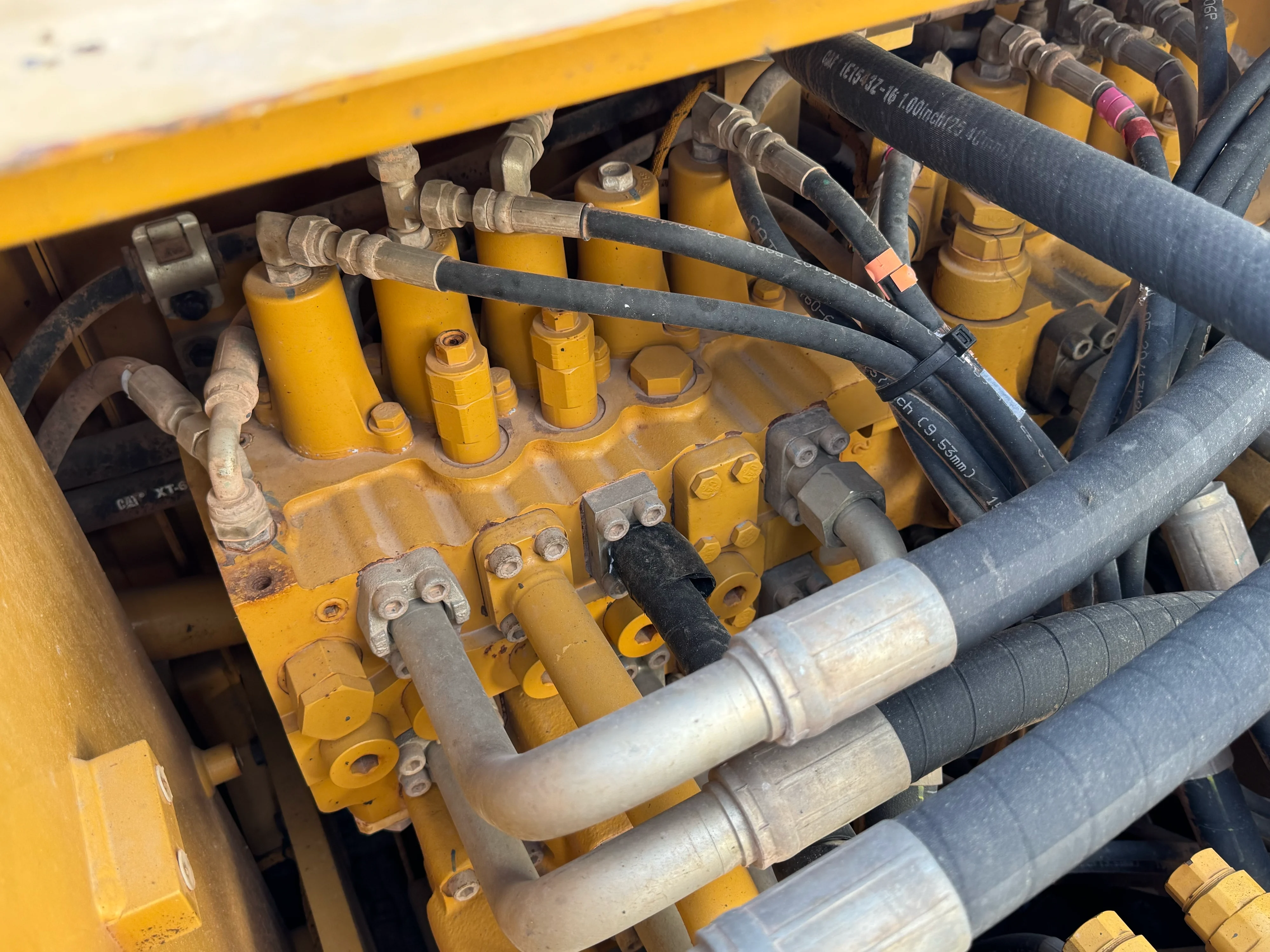 MDX-002-Cat-323D3-medium-excavator-inspection-hydraulics-main-control-valve-MCV-2