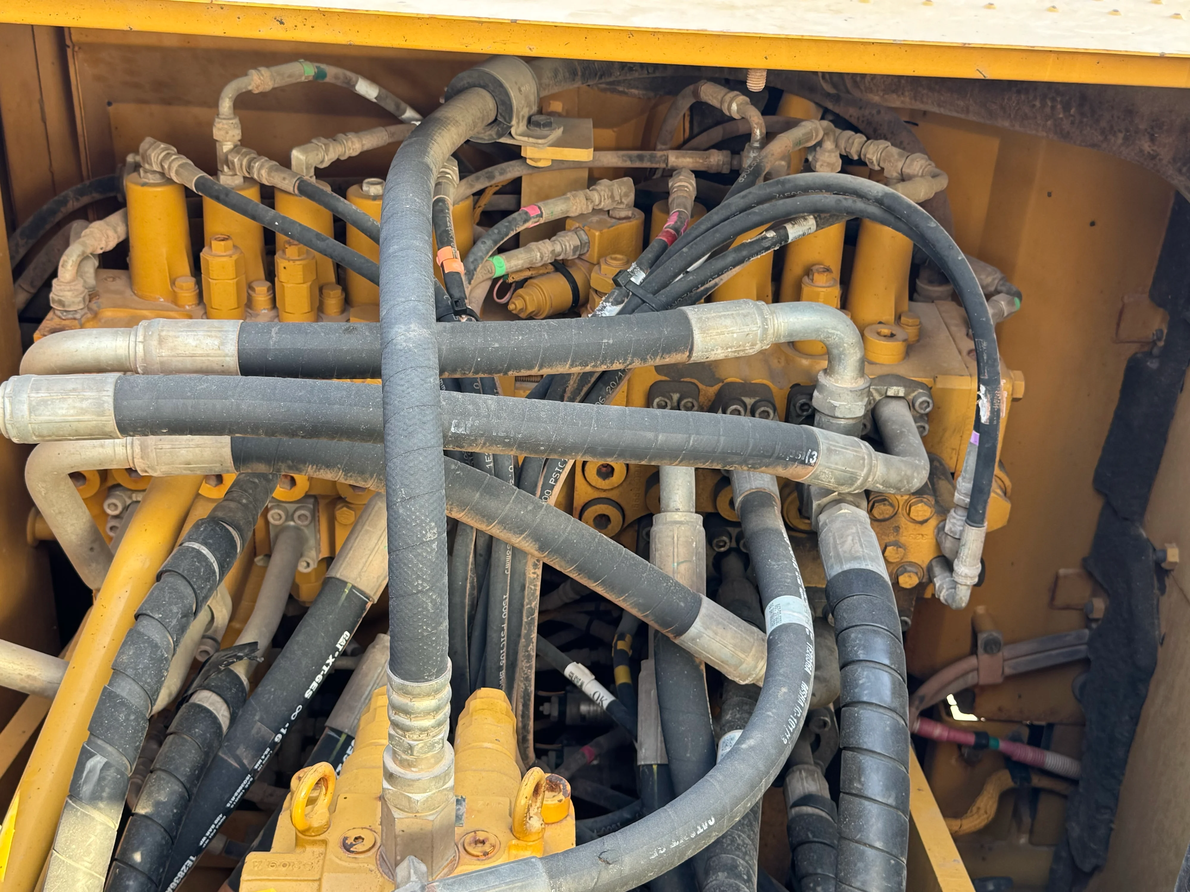 MDX-002-Cat-323D3-medium-excavator-inspection-hydraulics-main-control-valve-MCV-3