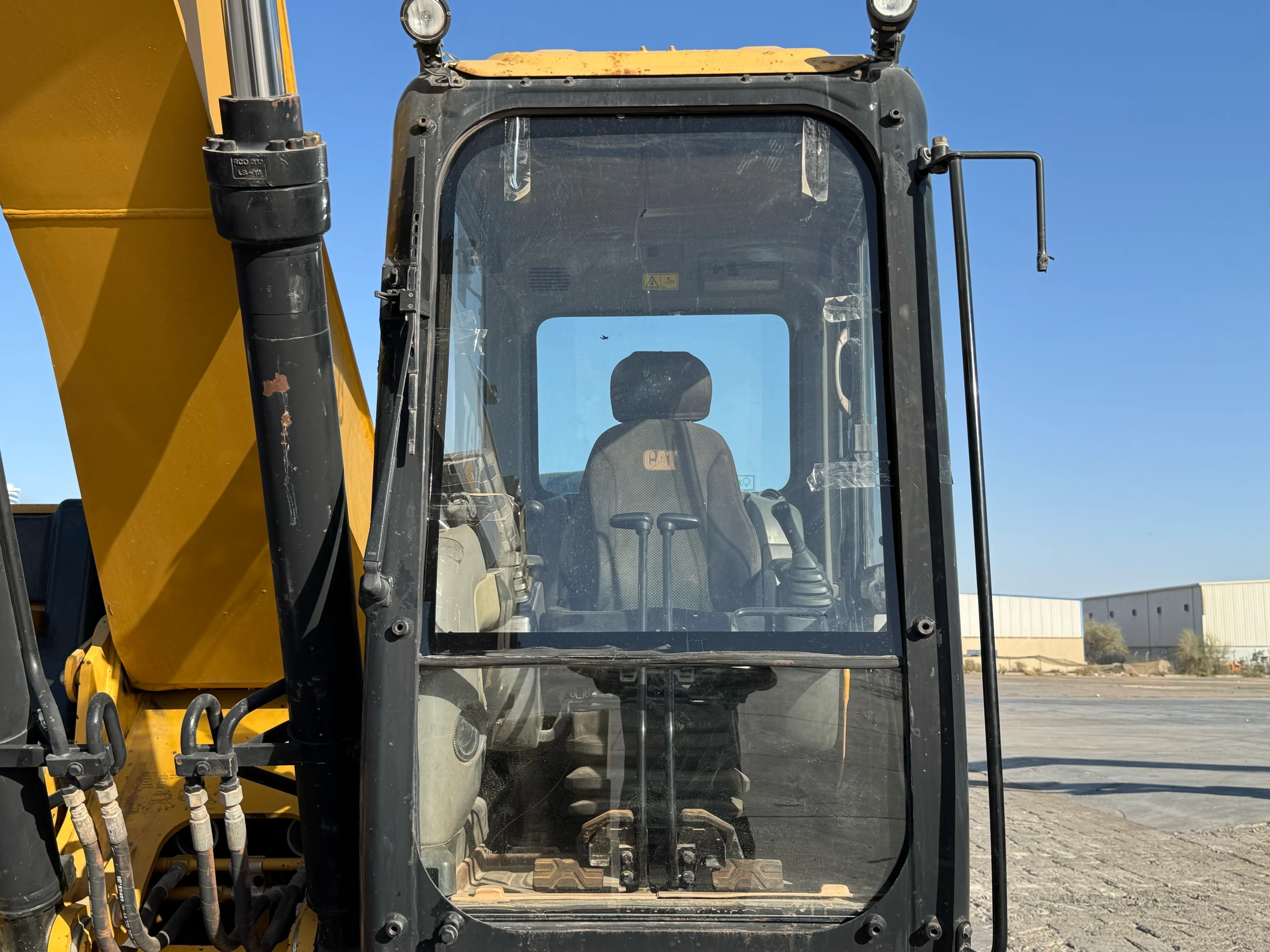 MDX-002-Cat-323D3-medium-excavator-inspection-safety-glass-2