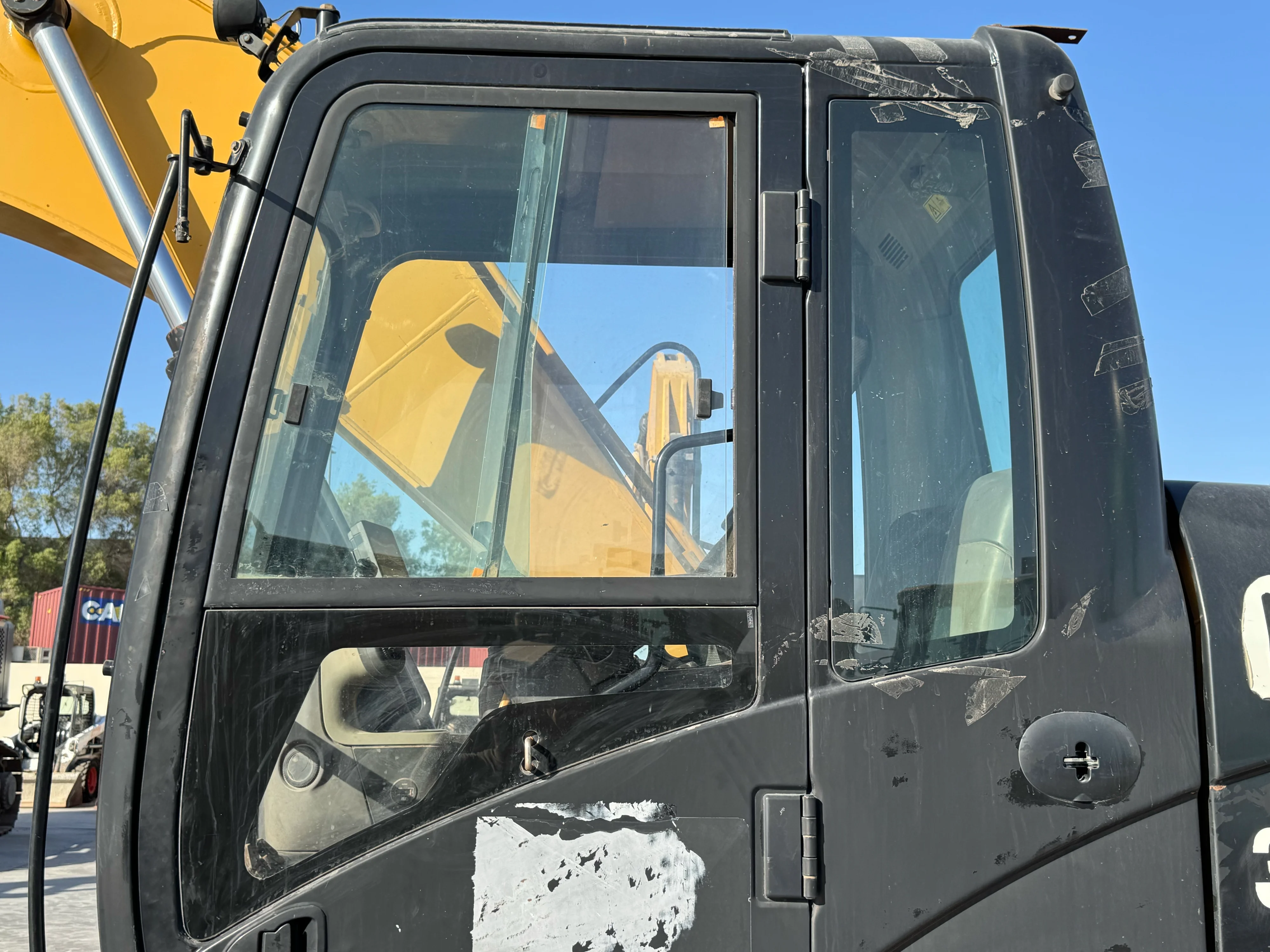 MDX-002-Cat-323D3-medium-excavator-inspection-safety-glass-3