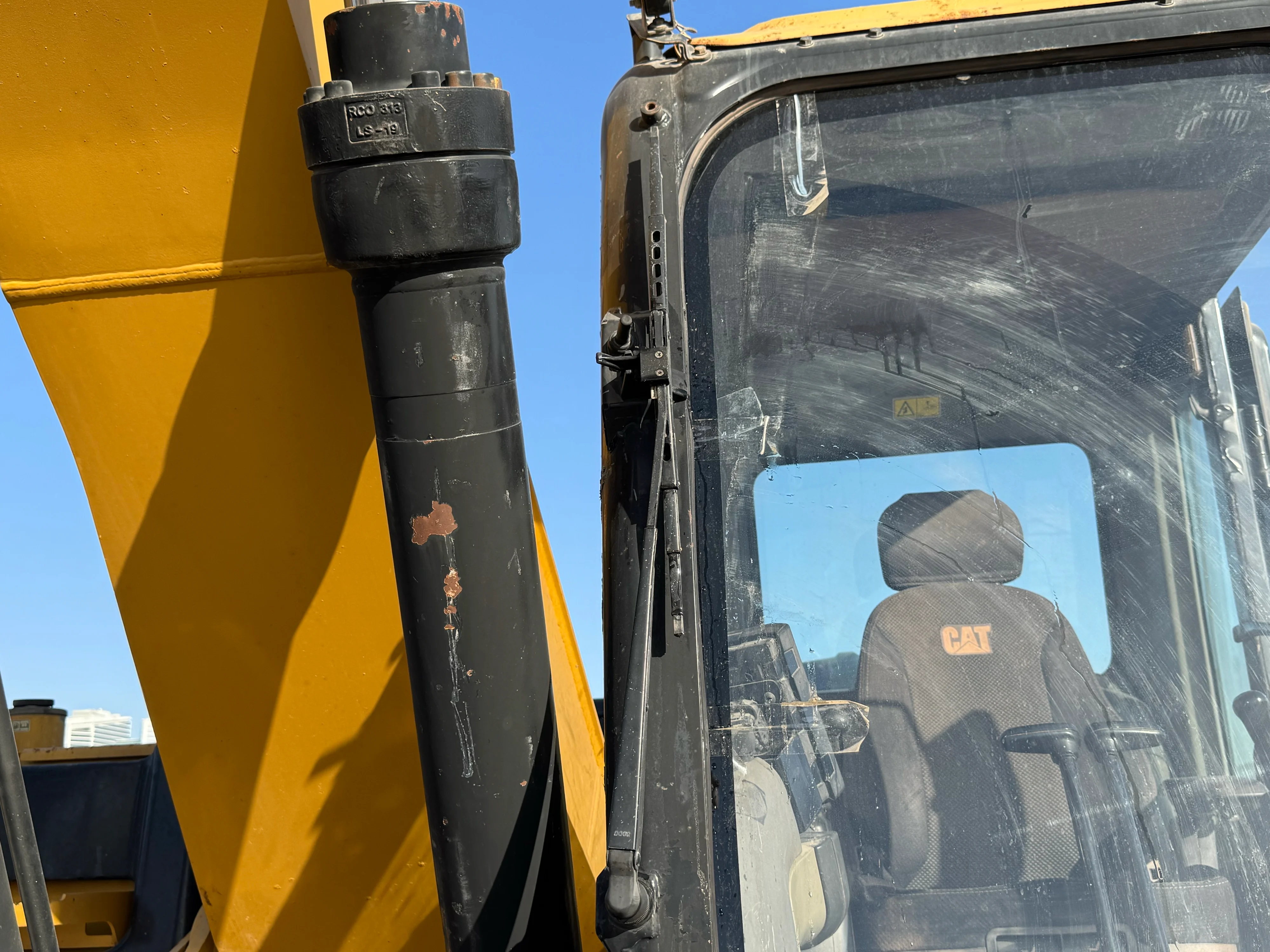 MDX-002-Cat-323D3-medium-excavator-inspection-electronics-wipers-1