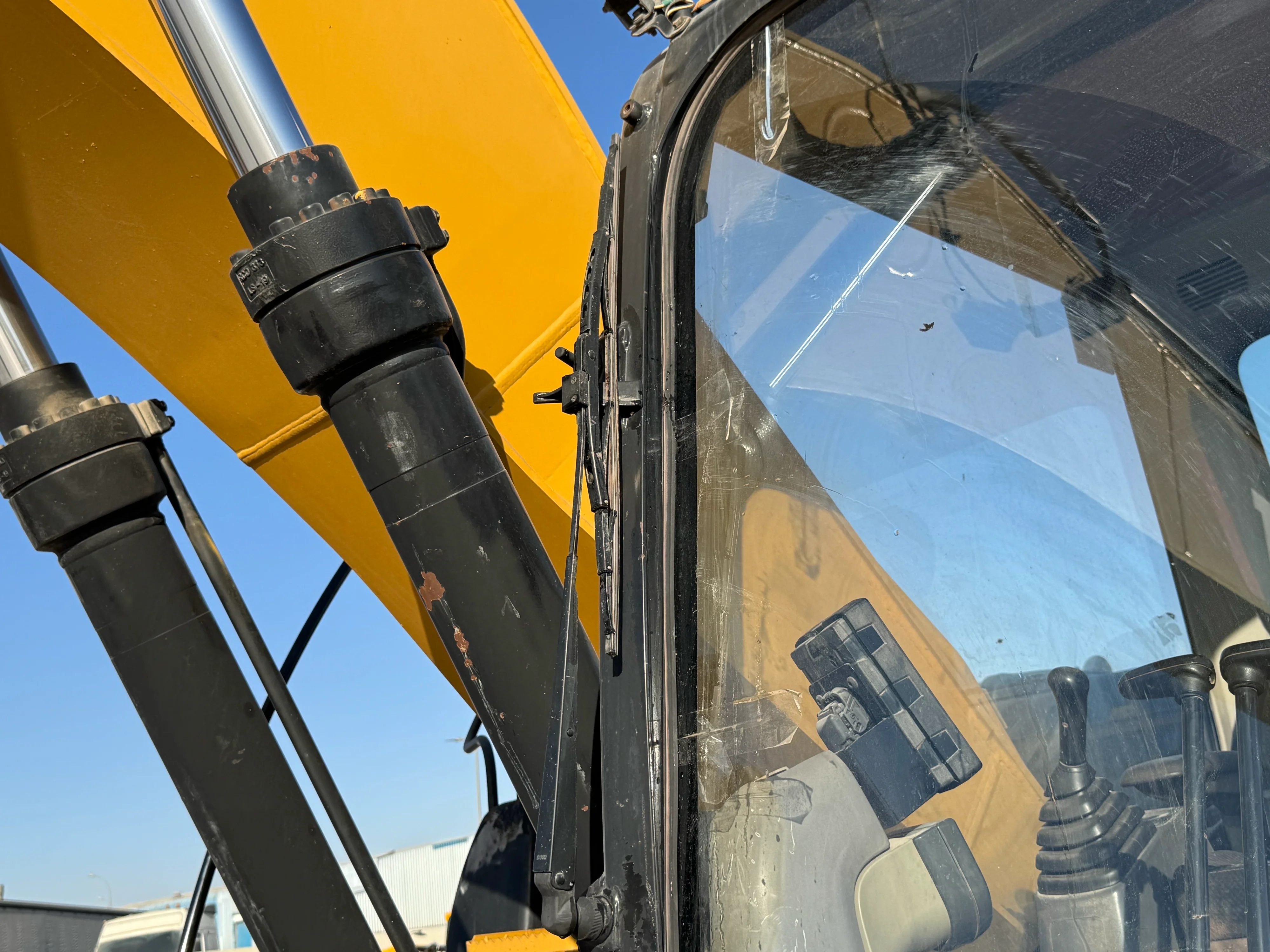 MDX-002-Cat-323D3-medium-excavator-inspection-electronics-wipers-2