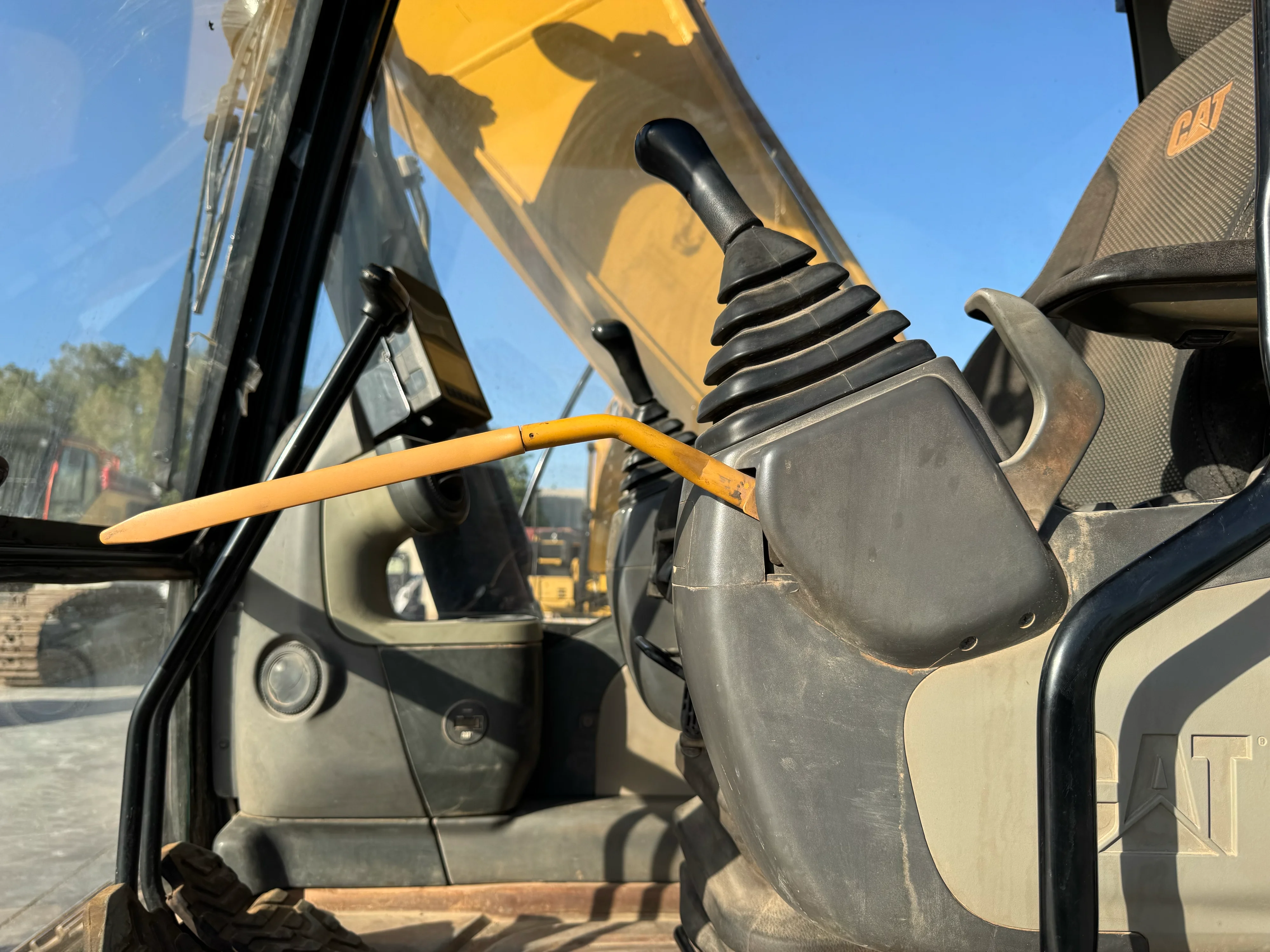 MDX-002-Cat-323D3-medium-excavator-inspection-safety-hydraulic-safety-lock-2