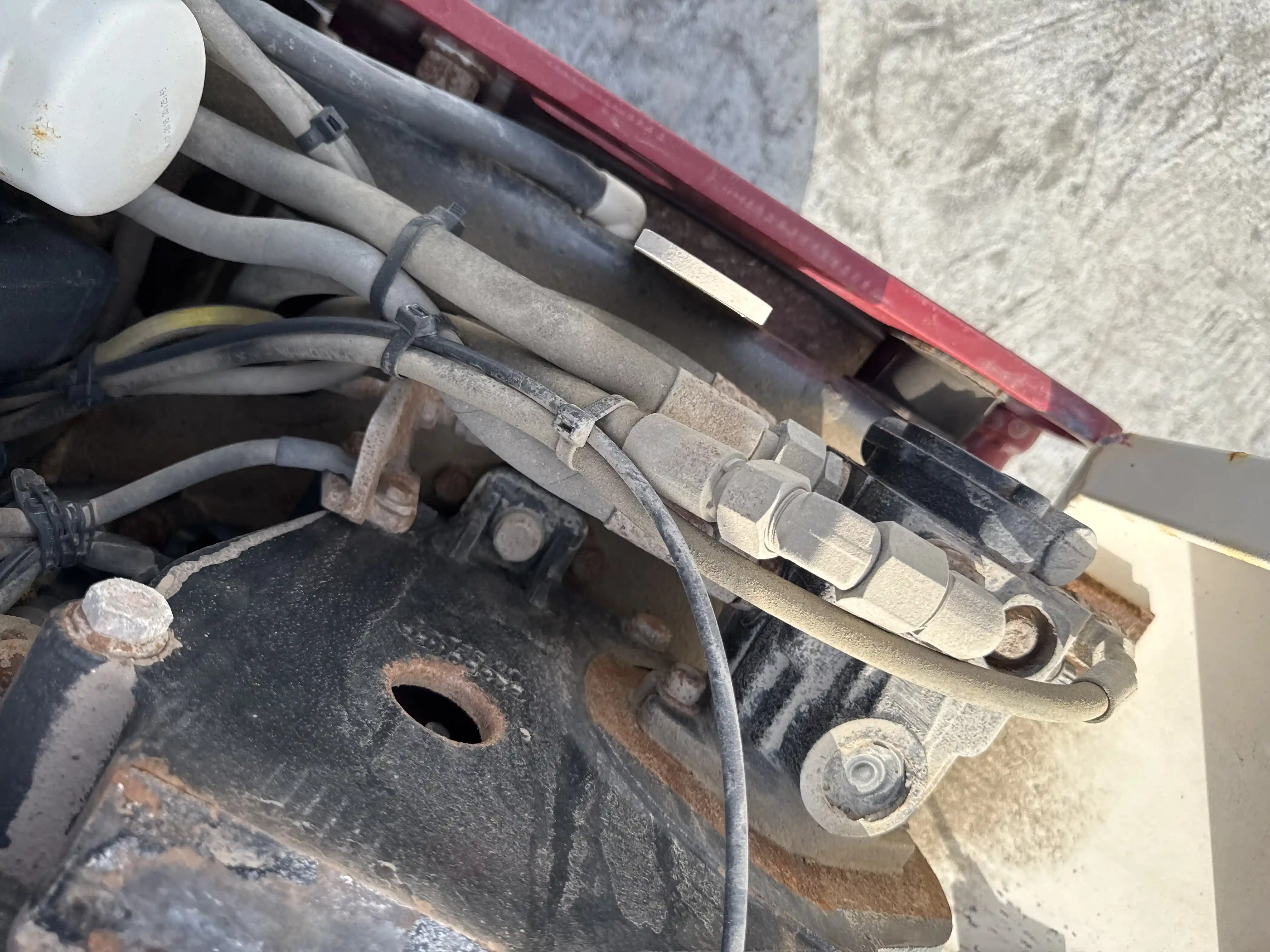 WBC-002-Dynapac-DTR75-walk-behind-compactor-inspection-Hydraulics-Hydraulic-hoses-and-lines-1