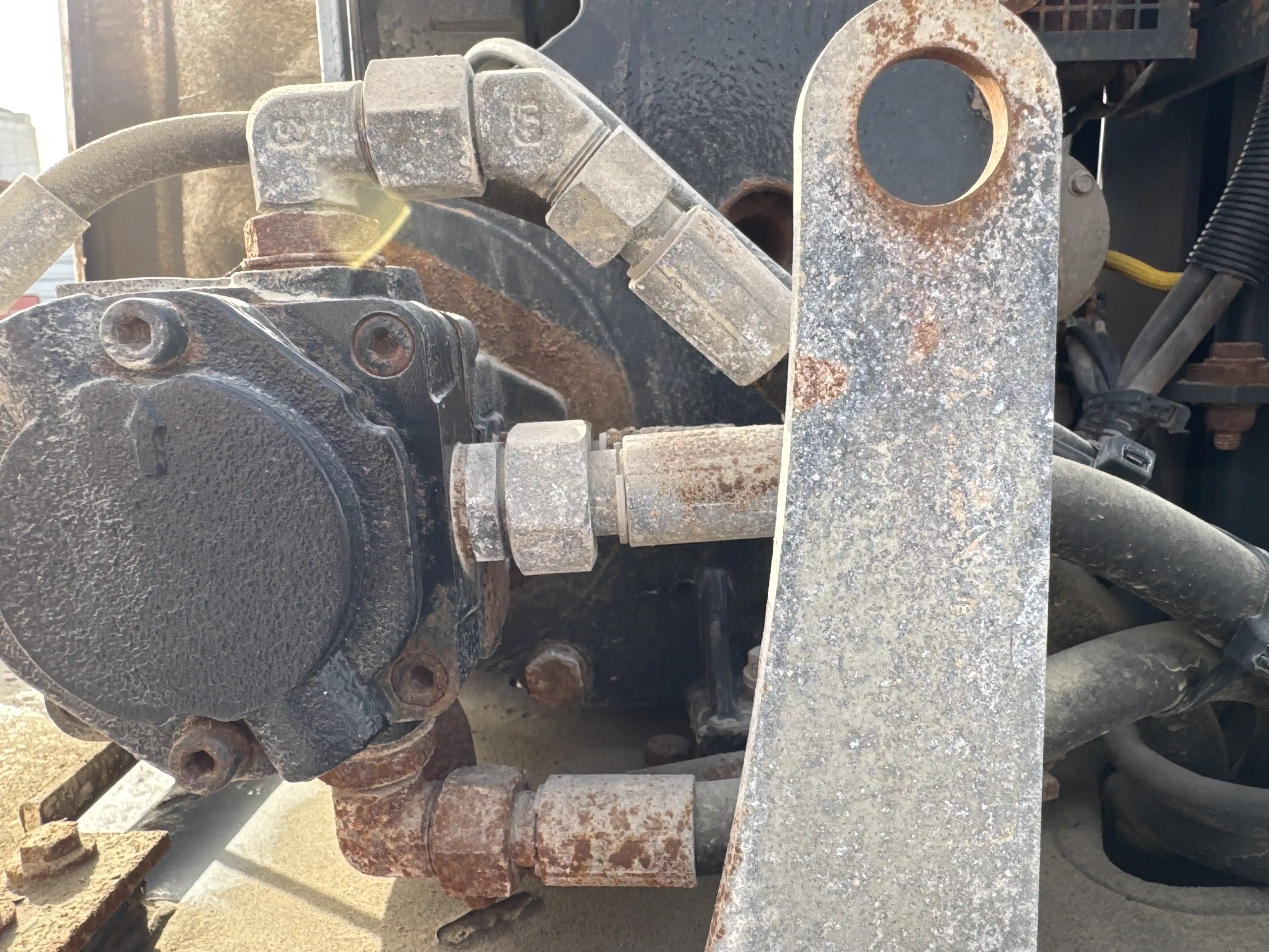 WBC-002-Dynapac-DTR75-walk-behind-compactor-inspection-Hydraulics-Hydraulic-hoses-and-lines-2