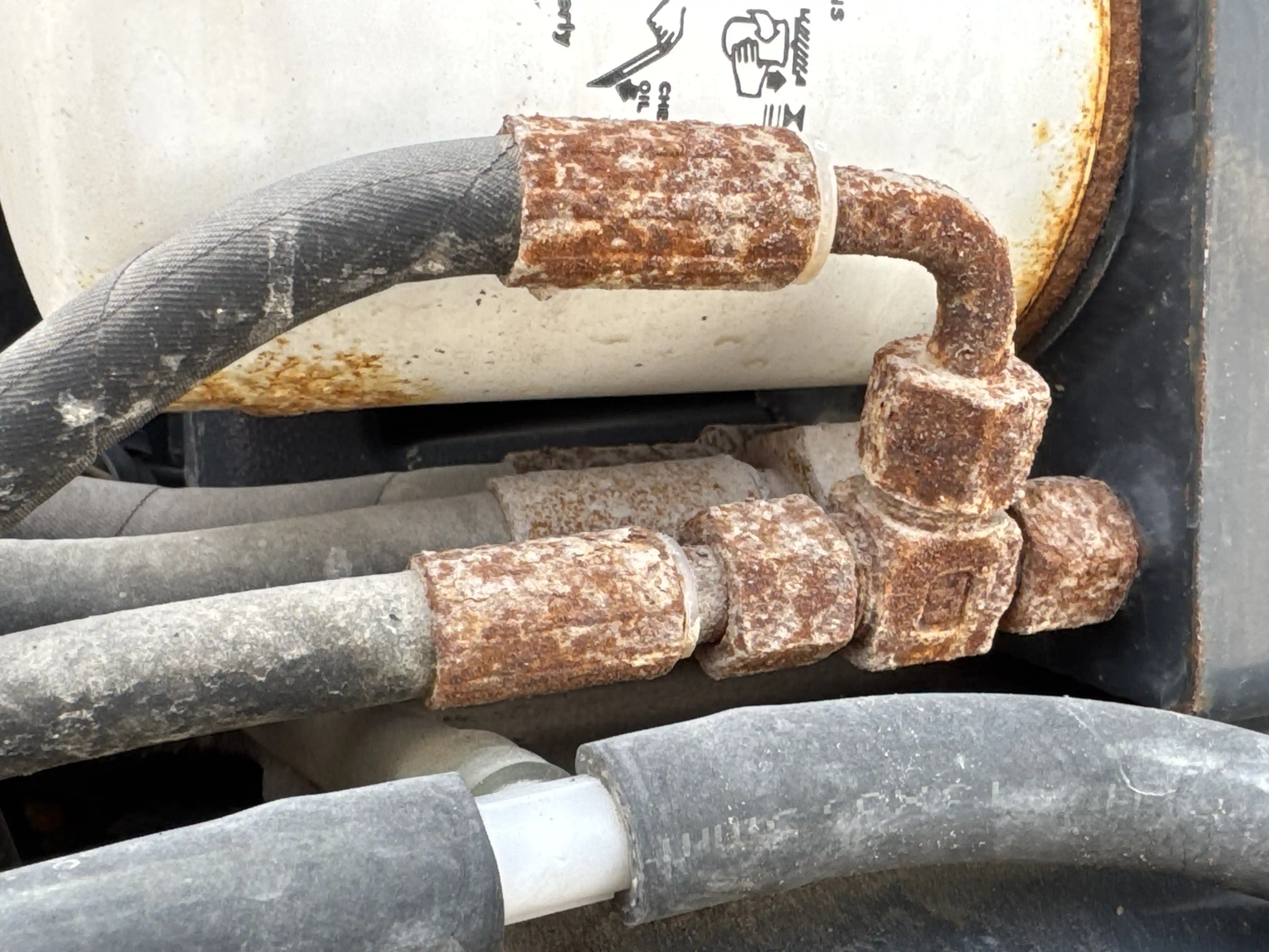 WBC-002-Dynapac-DTR75-walk-behind-compactor-inspection-Hydraulics-Hydraulic-hoses-and-lines-3