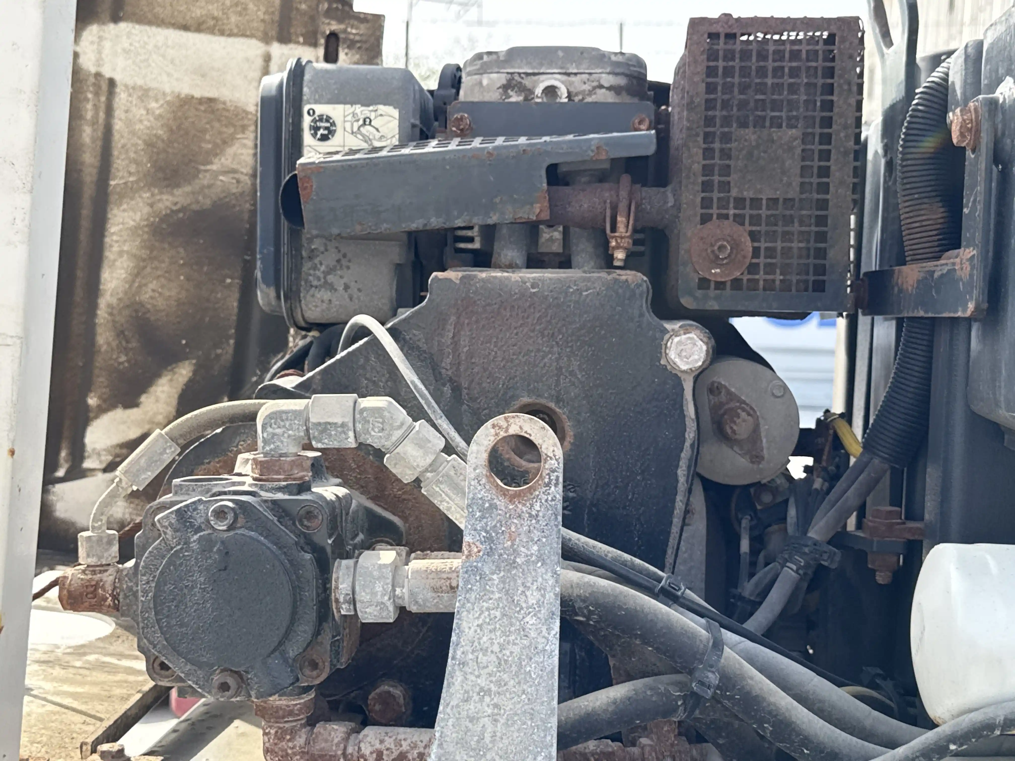 WBC-002-Dynapac-DTR75-walk-behind-compactor-inspection-engine-engine-oil-leaks-3