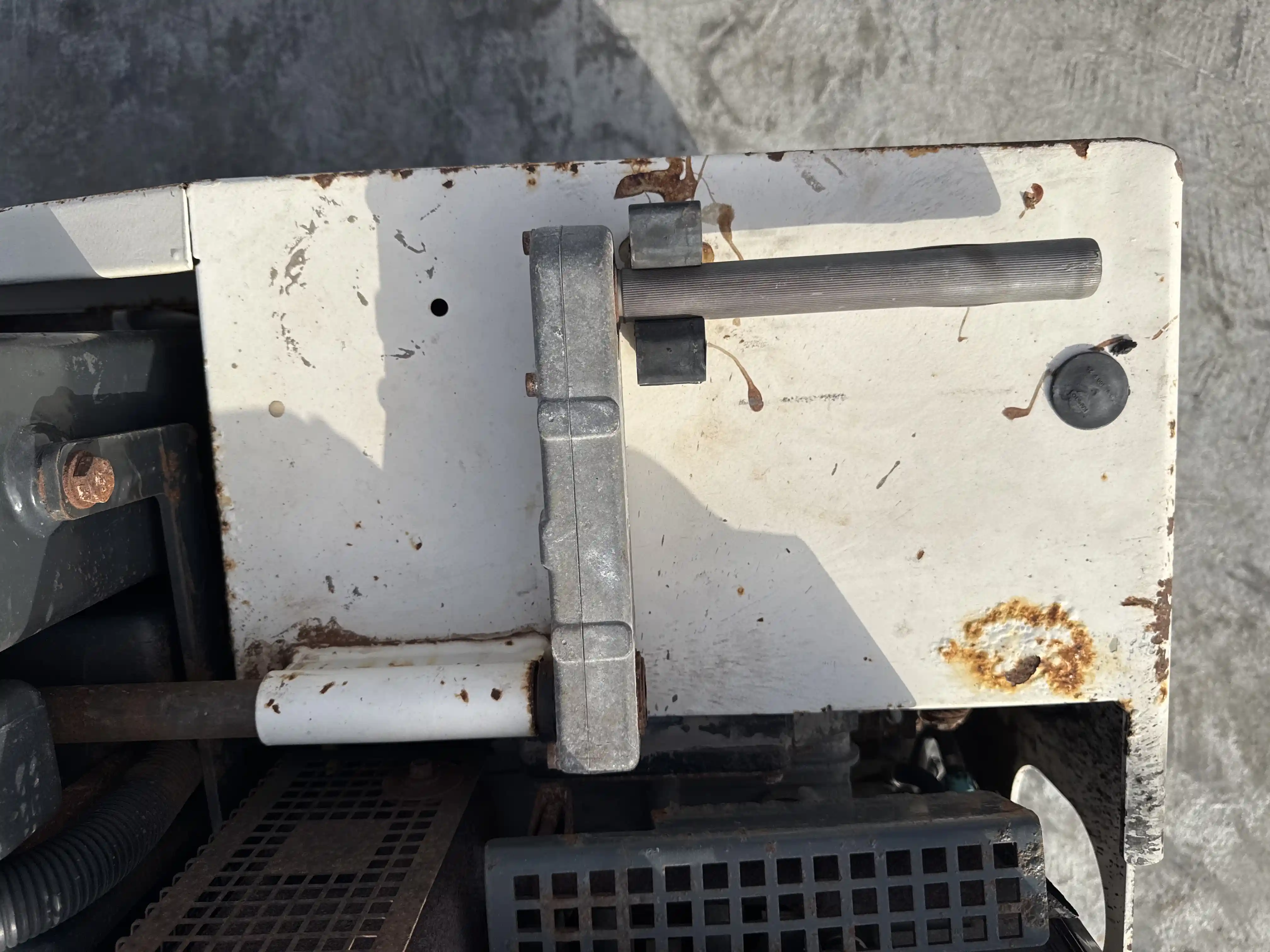 WBC-002-Dynapac-DTR75-walk-behind-compactor-inspection-engine-Safety-crank-handle-2
