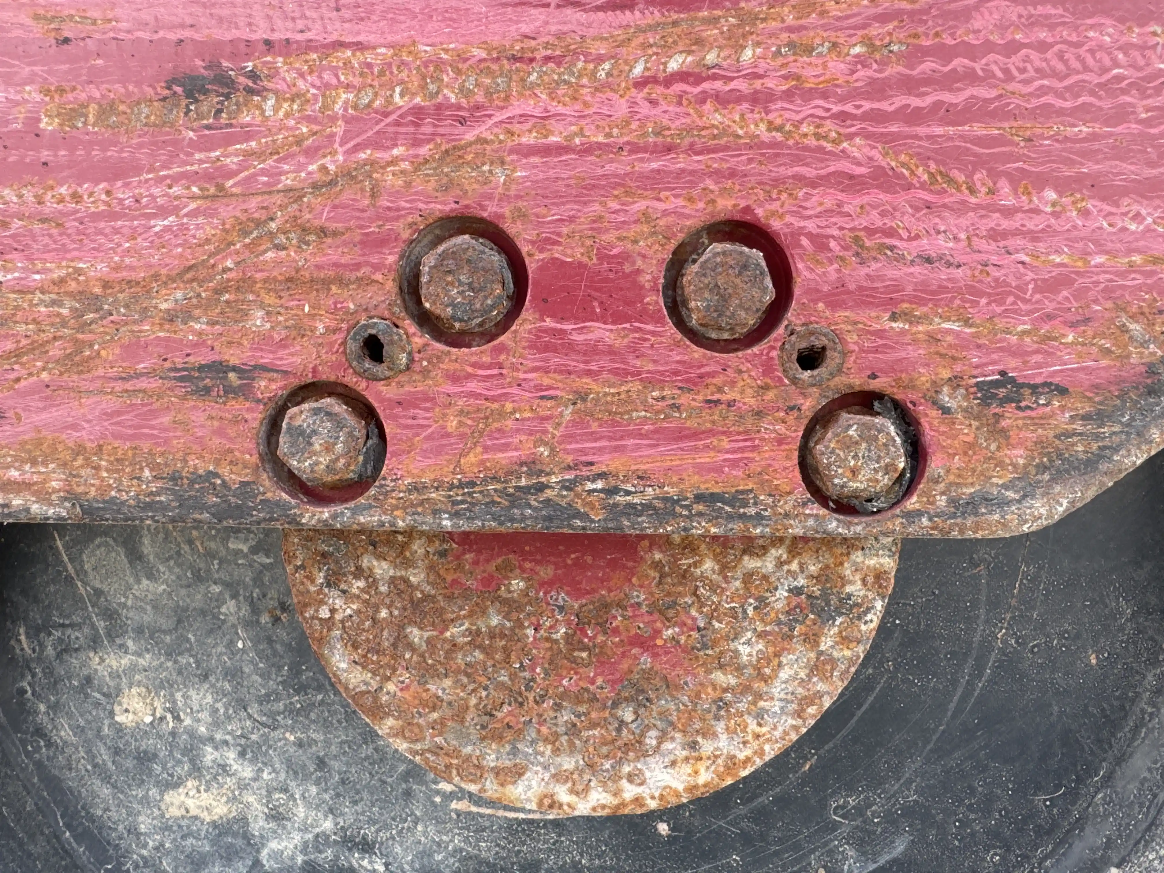WBC-002-Dynapac-DTR75-walk-behind-compactor-inspection-rear-drum-mounting-bolts-1