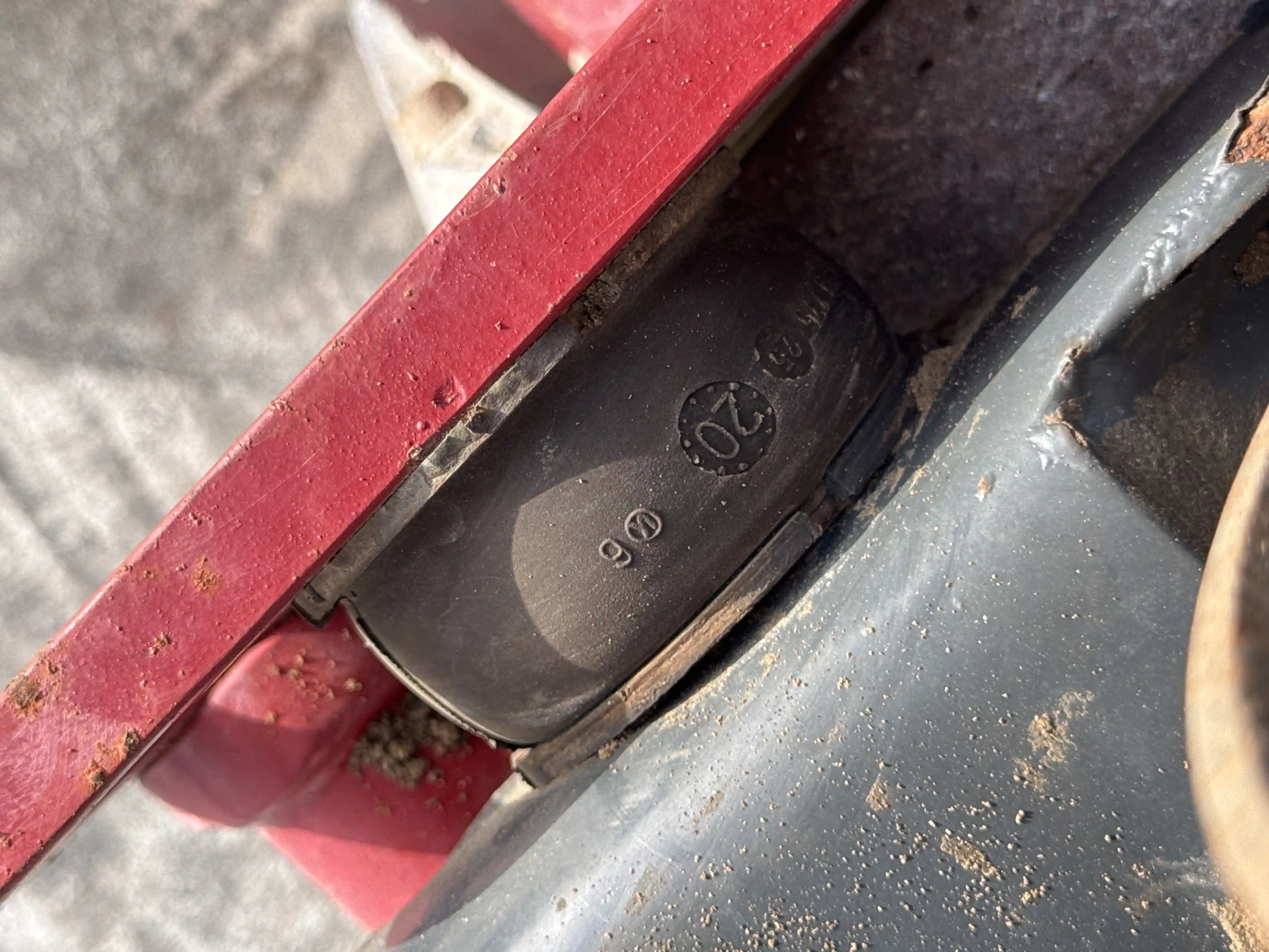 WBC-002-Dynapac-DTR75-walk-behind-compactor-inspection-front-isolation-buffer-1