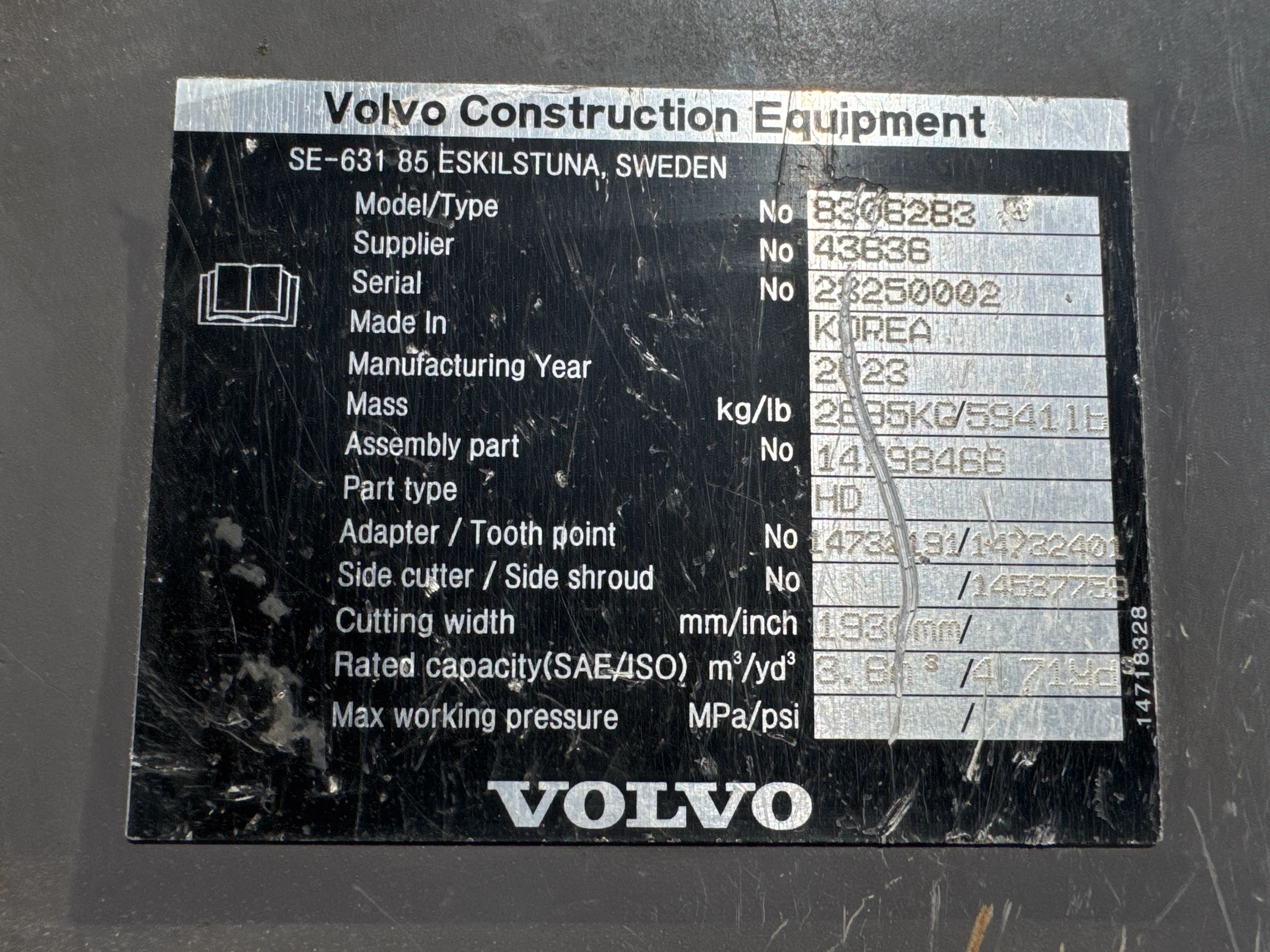 LEX-001-Volvo-EC550EL-large-excavator-inspection-attachment-excavator-bucket-5