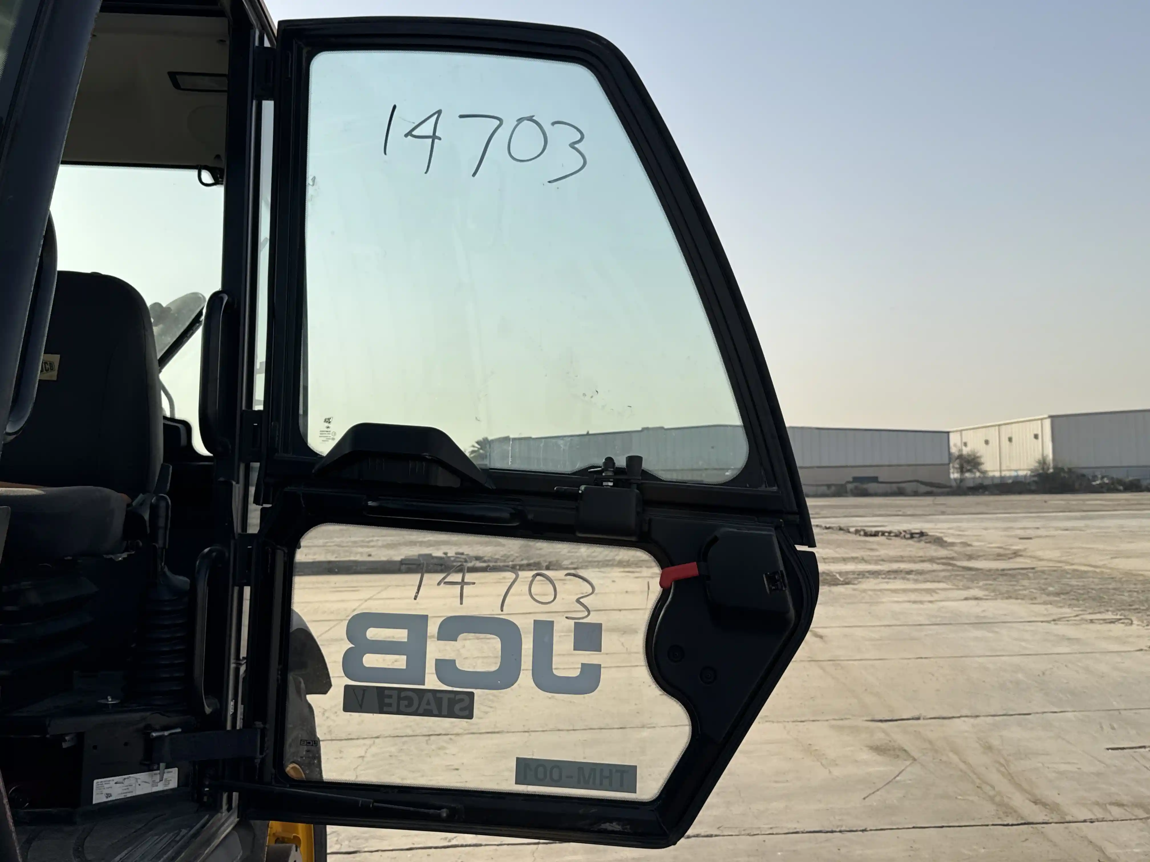 THM-001-JCB-540-170-telehandler-inspection-structure-doors-3