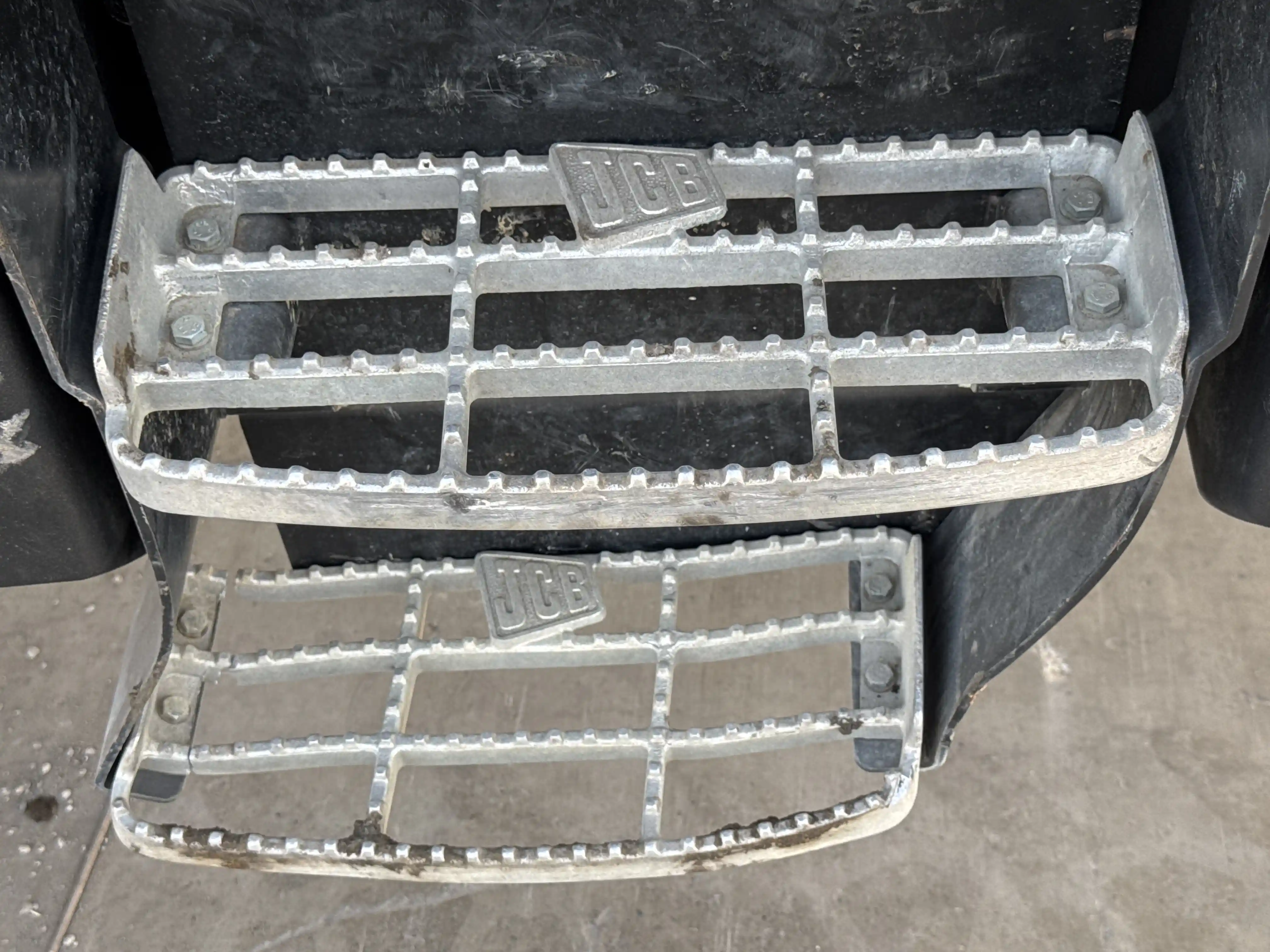 THM-001-JCB-540-170-telehandler-inspection-structure-steps-ladders-1