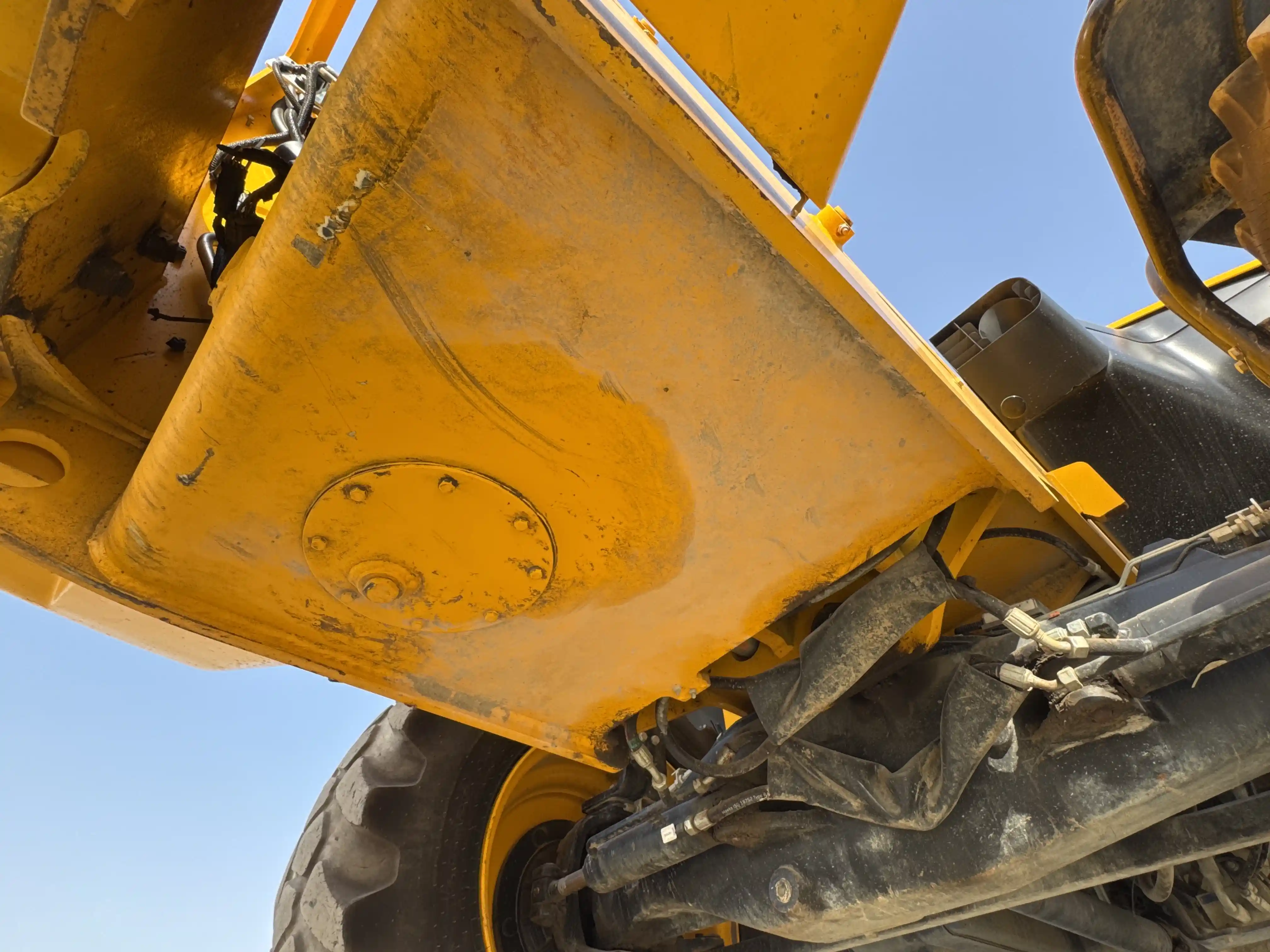 THM-001-JCB-540-170-telehandler-inspection-hydraulics-hydraulic-tank-2