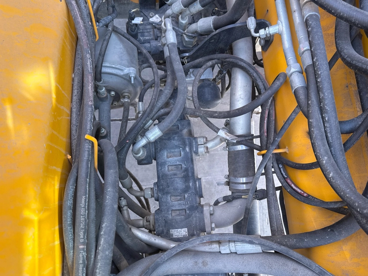 THM-001-JCB-540-170-telehandler-inspection-hydraulics-hydraulic-pump-3