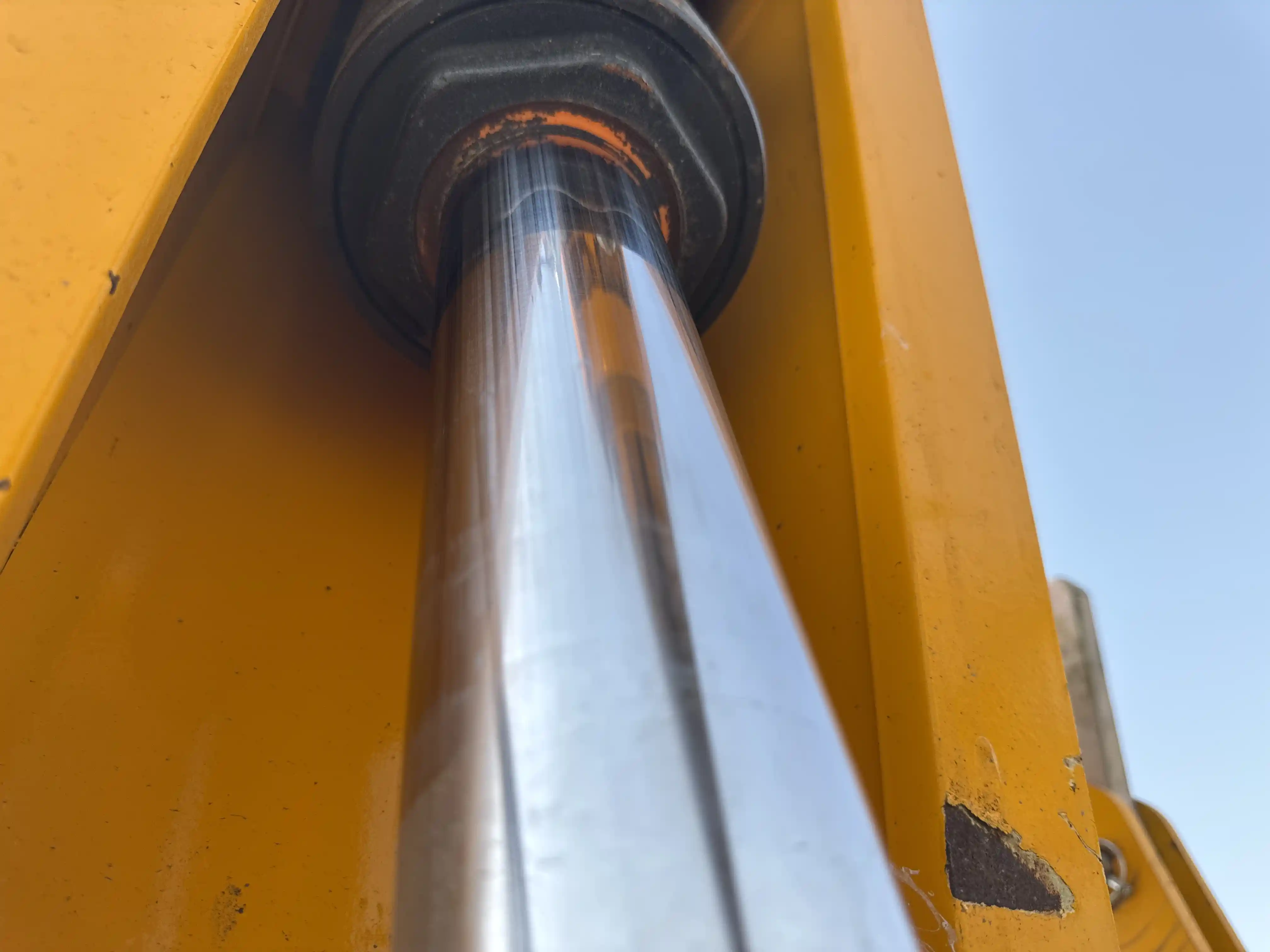 THM-001-JCB-540-170-telehandler-inspection-hydraulics-attachment-tilt-cylinder-2