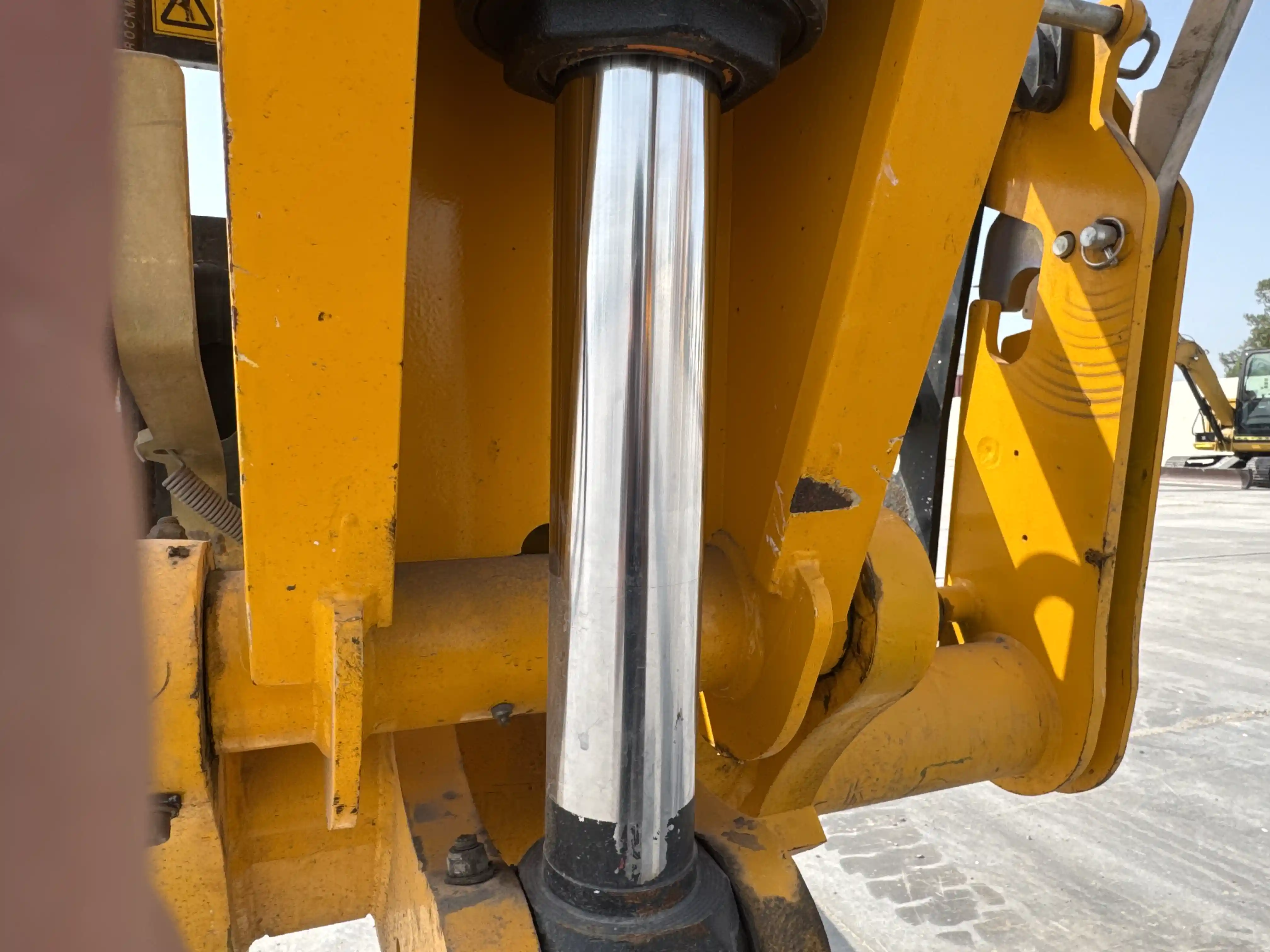 THM-001-JCB-540-170-telehandler-inspection-hydraulics-attachment-tilt-cylinder-3