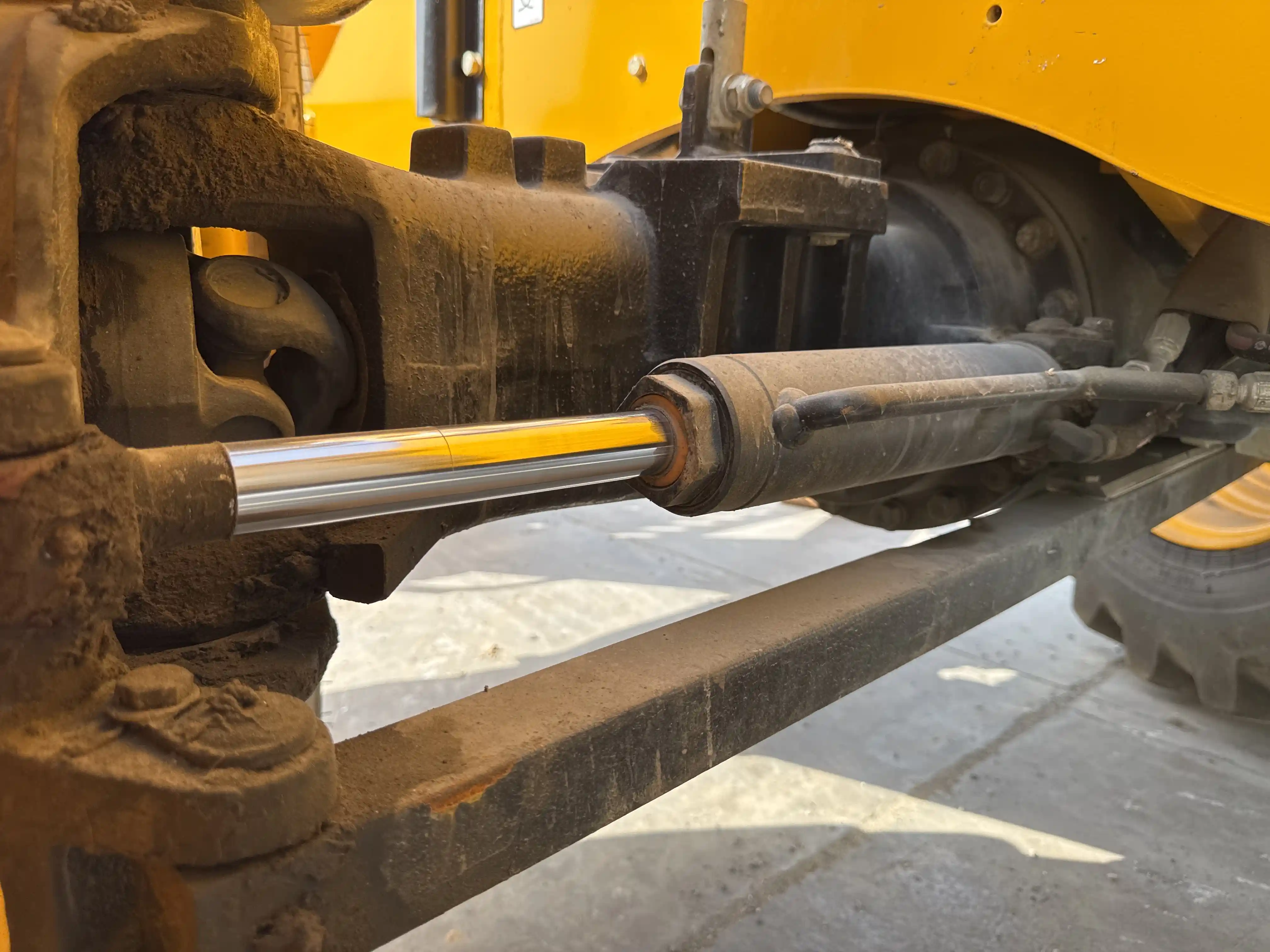 THM-001-JCB-540-170-telehandler-inspection-hydraulics-steering-cylinders-3