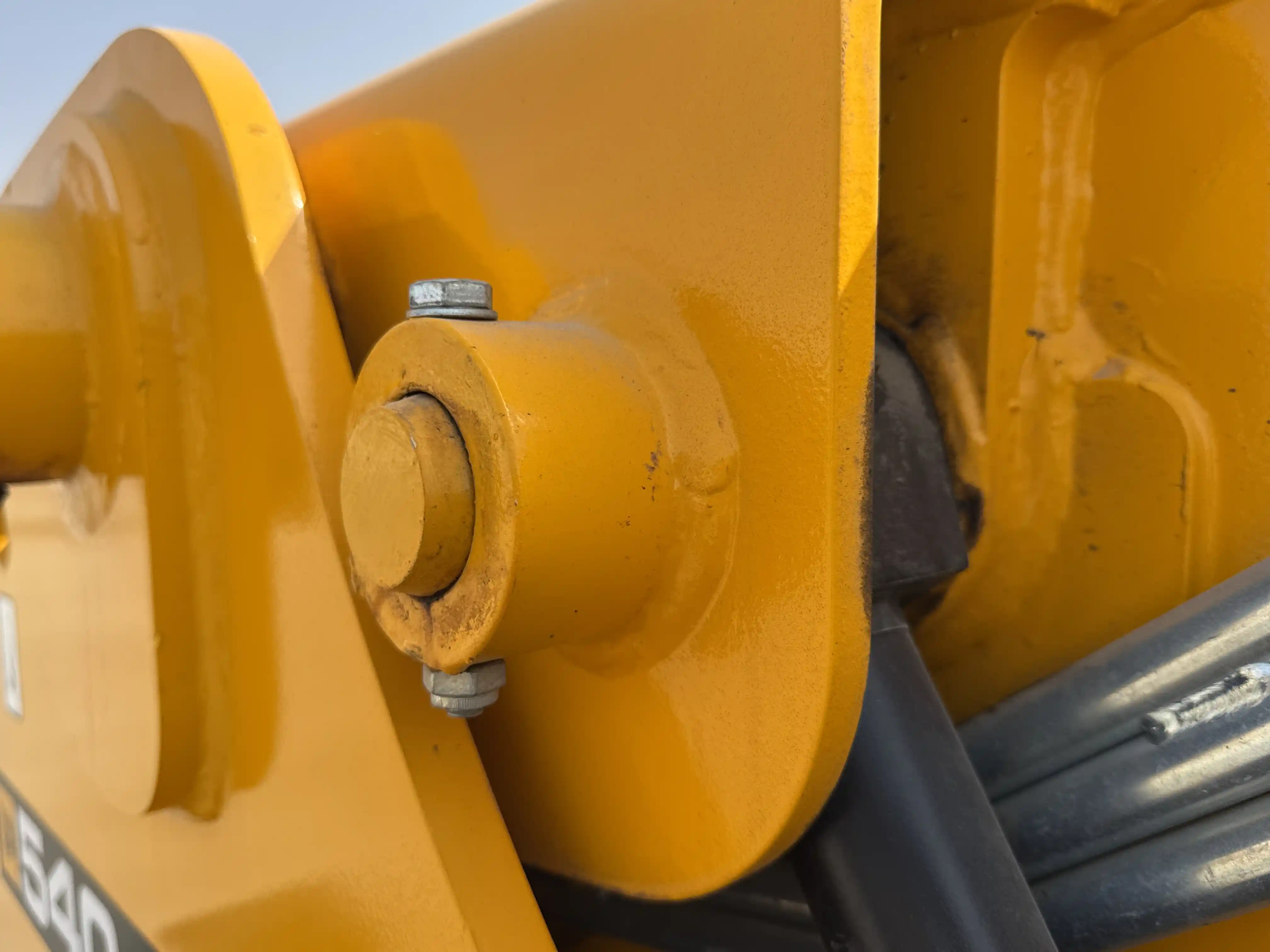 THM-001-JCB-540-170-telehandler-inspection-hydraulics-hydraulic-pins-locks-3