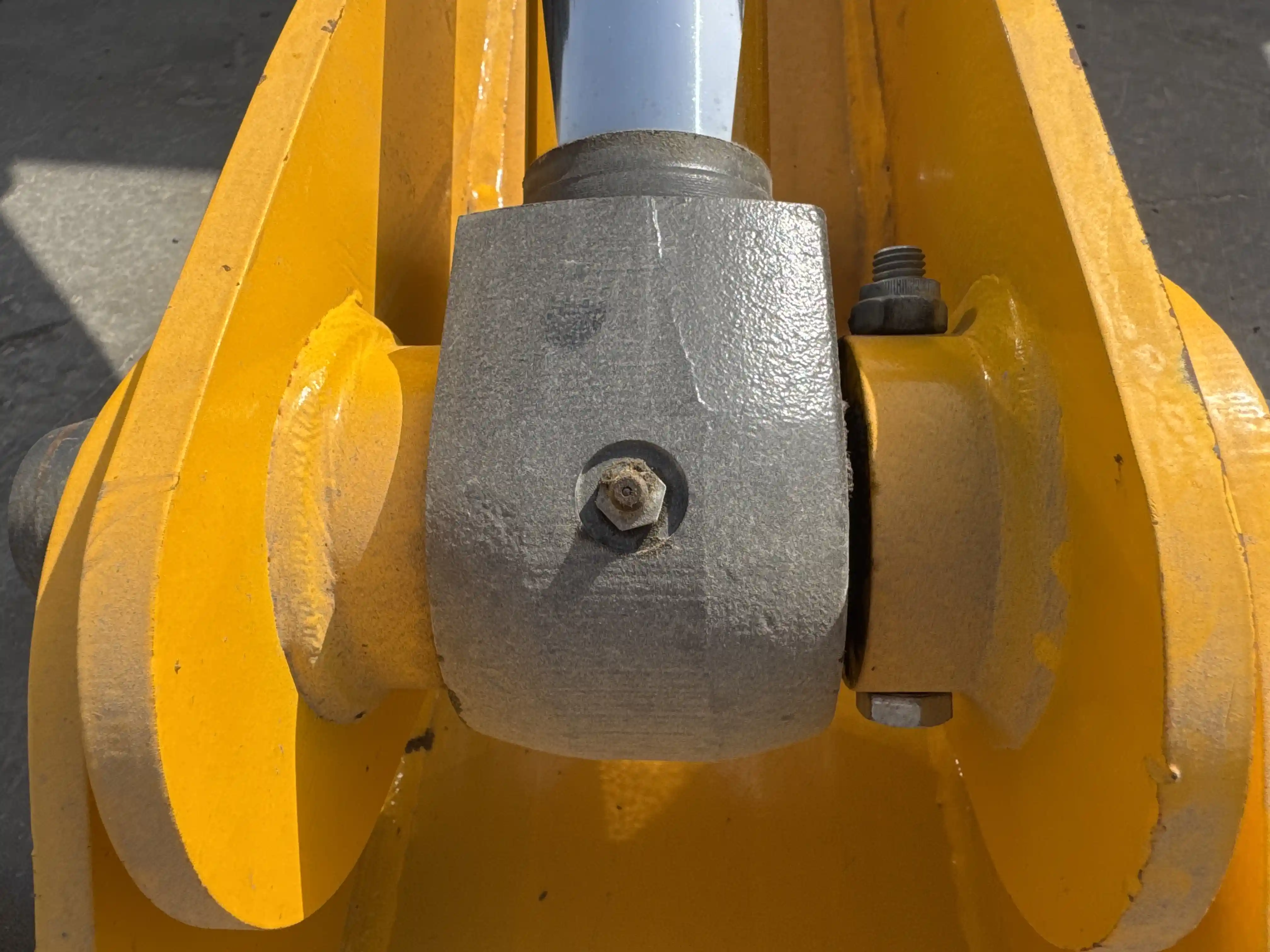 THM-001-JCB-540-170-telehandler-inspection-hydraulics-hydraulic-pins-locks-4