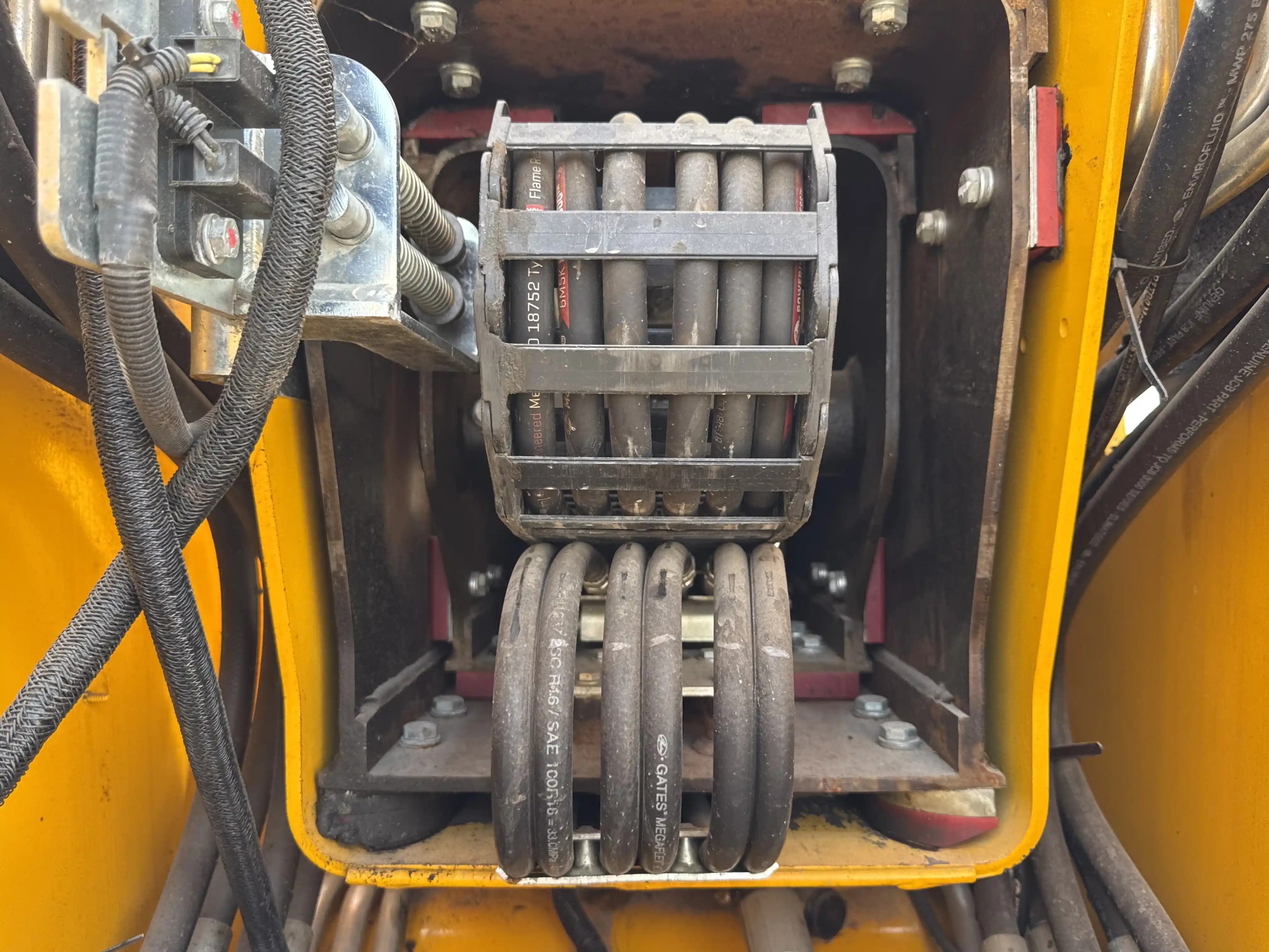 THM-001-JCB-540-170-telehandler-inspection-hydraulics-hydraulic-hoses-and-lines-1