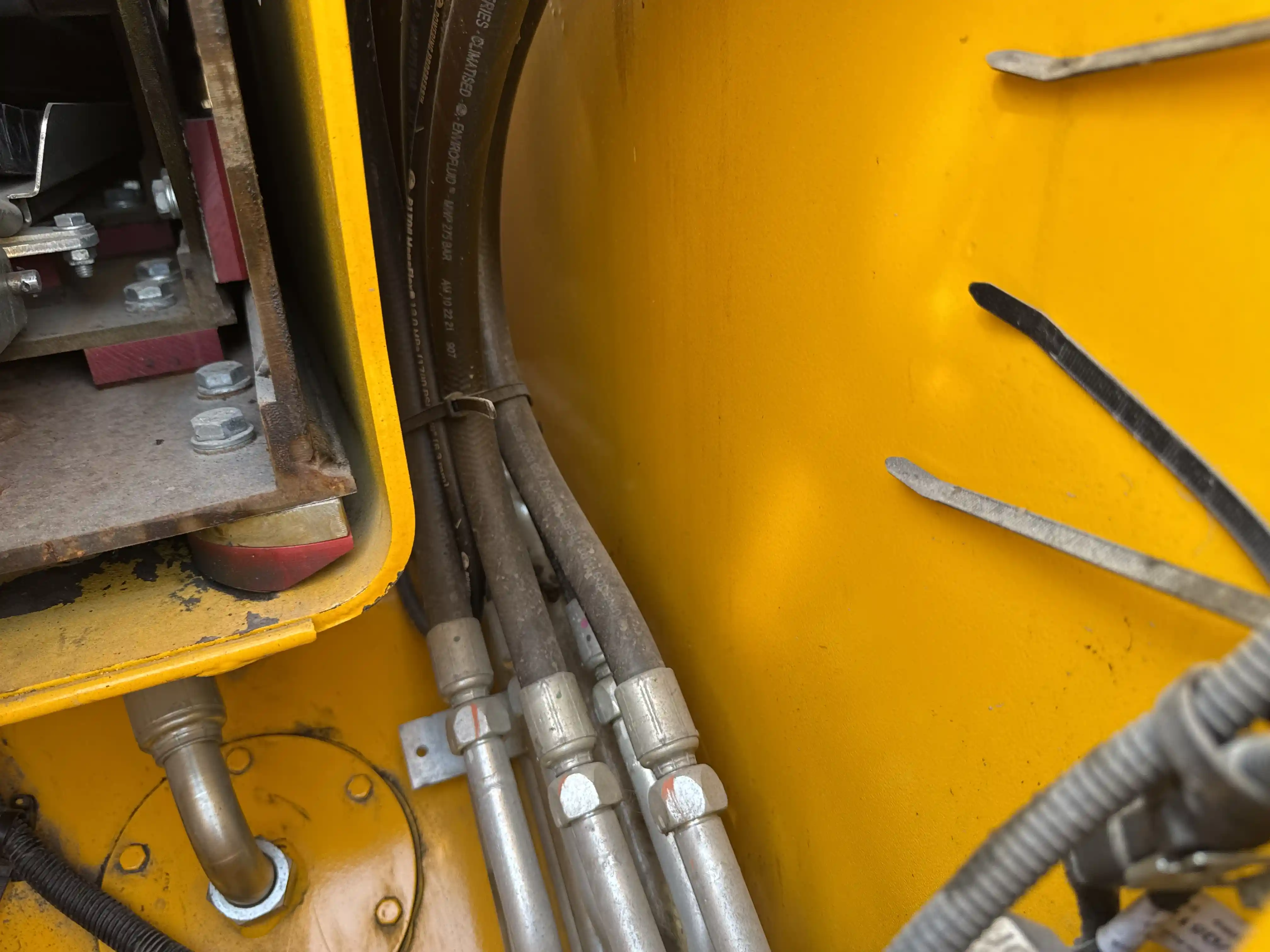 THM-001-JCB-540-170-telehandler-inspection-hydraulics-hydraulic-hoses-and-lines-2