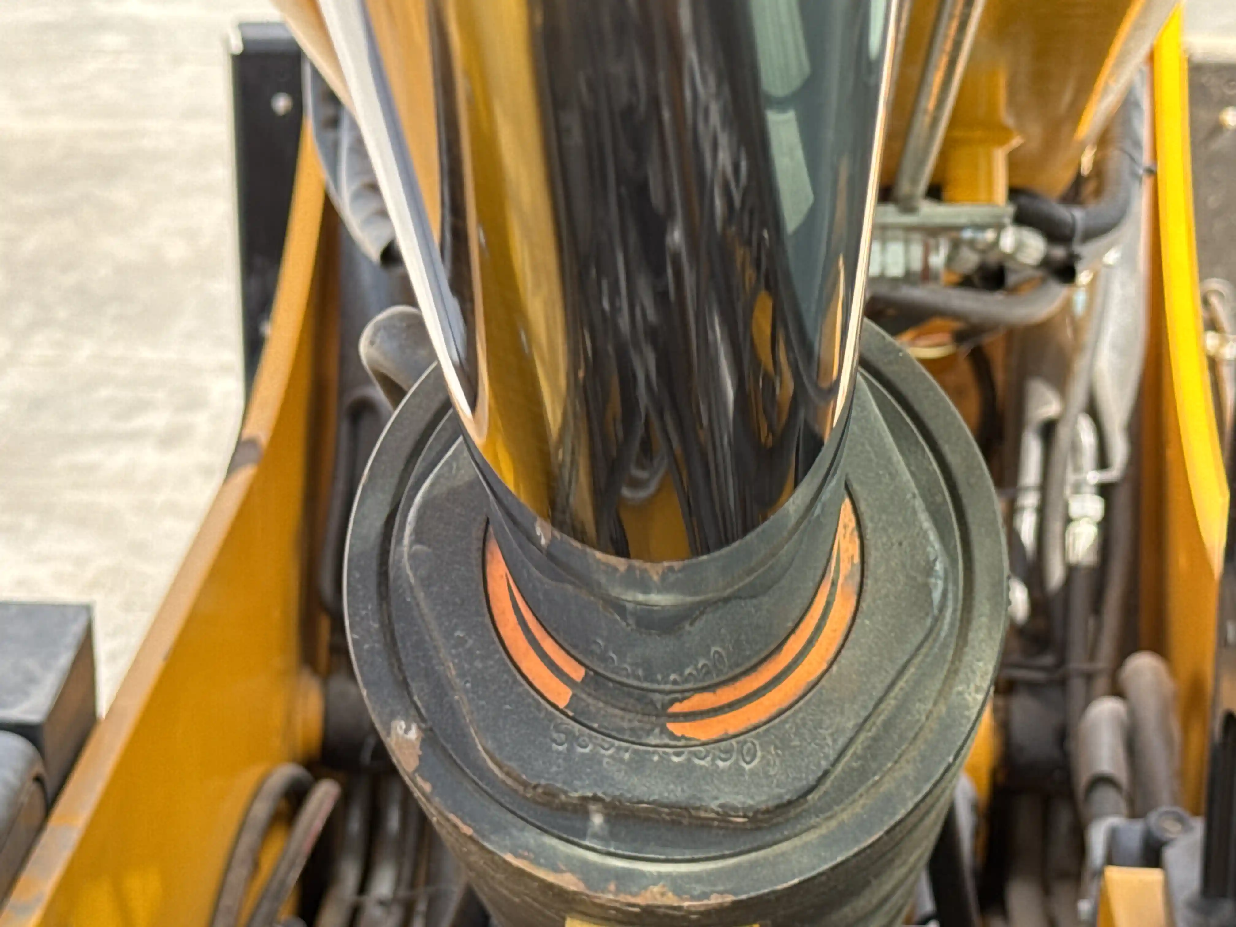 THM-001-JCB-540-170-telehandler-inspection-hydraulics-boom-lift-cylinder-1