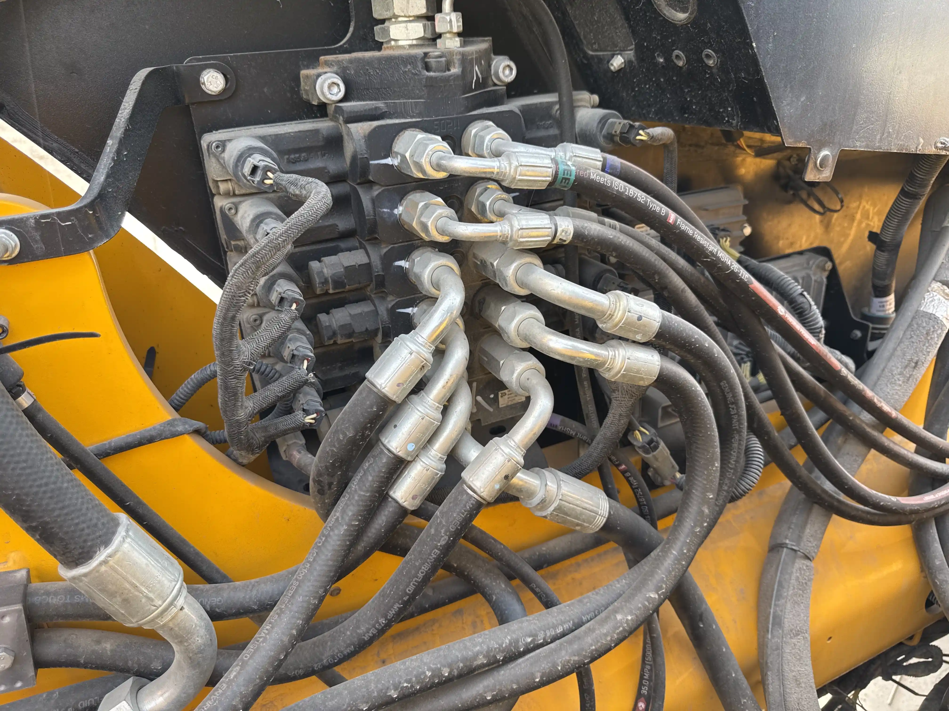 THM-001-JCB-540-170-telehandler-inspection-hydraulics-main-control-valve-MCV-1