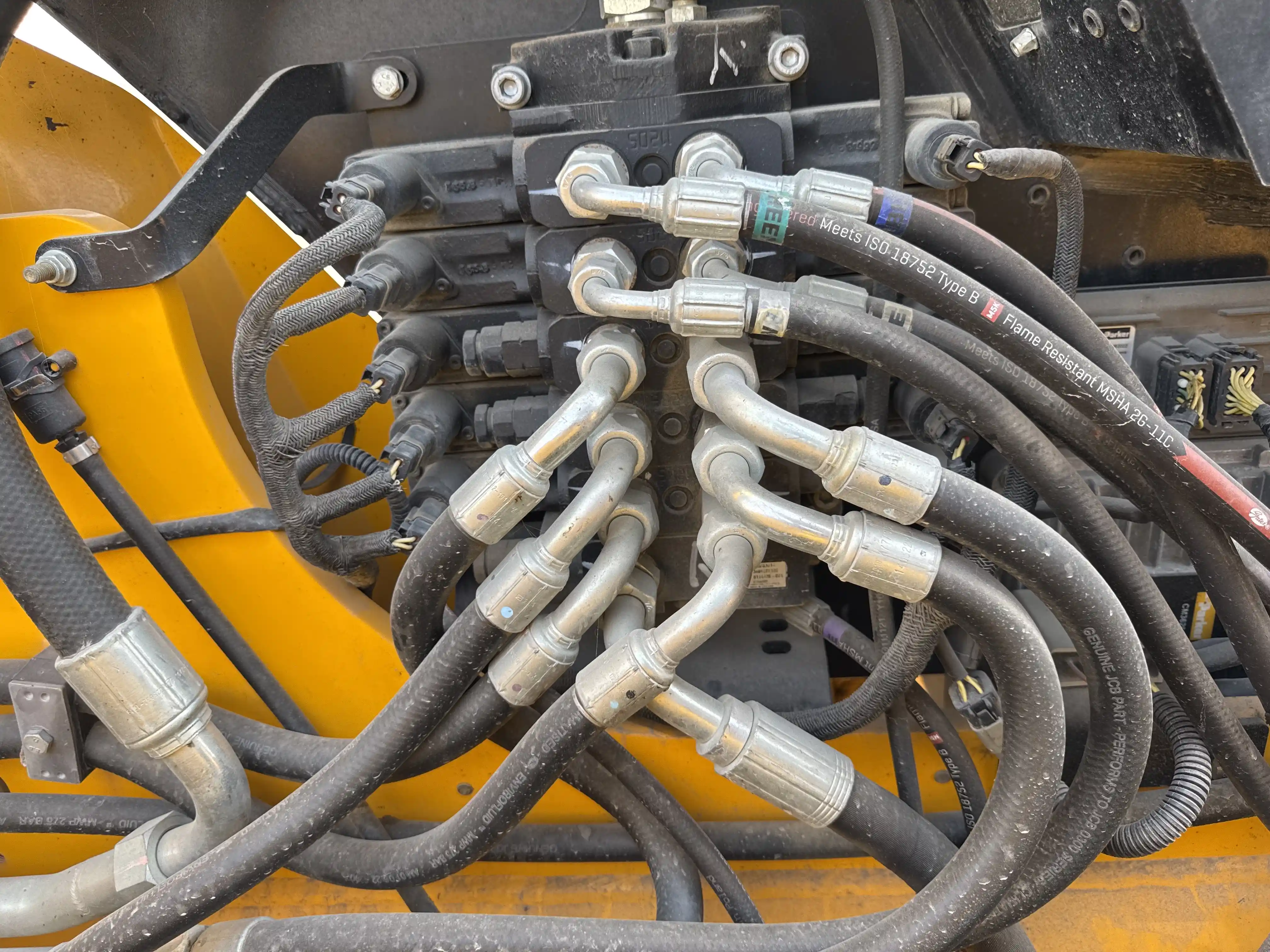 THM-001-JCB-540-170-telehandler-inspection-hydraulics-main-control-valve-MCV-2