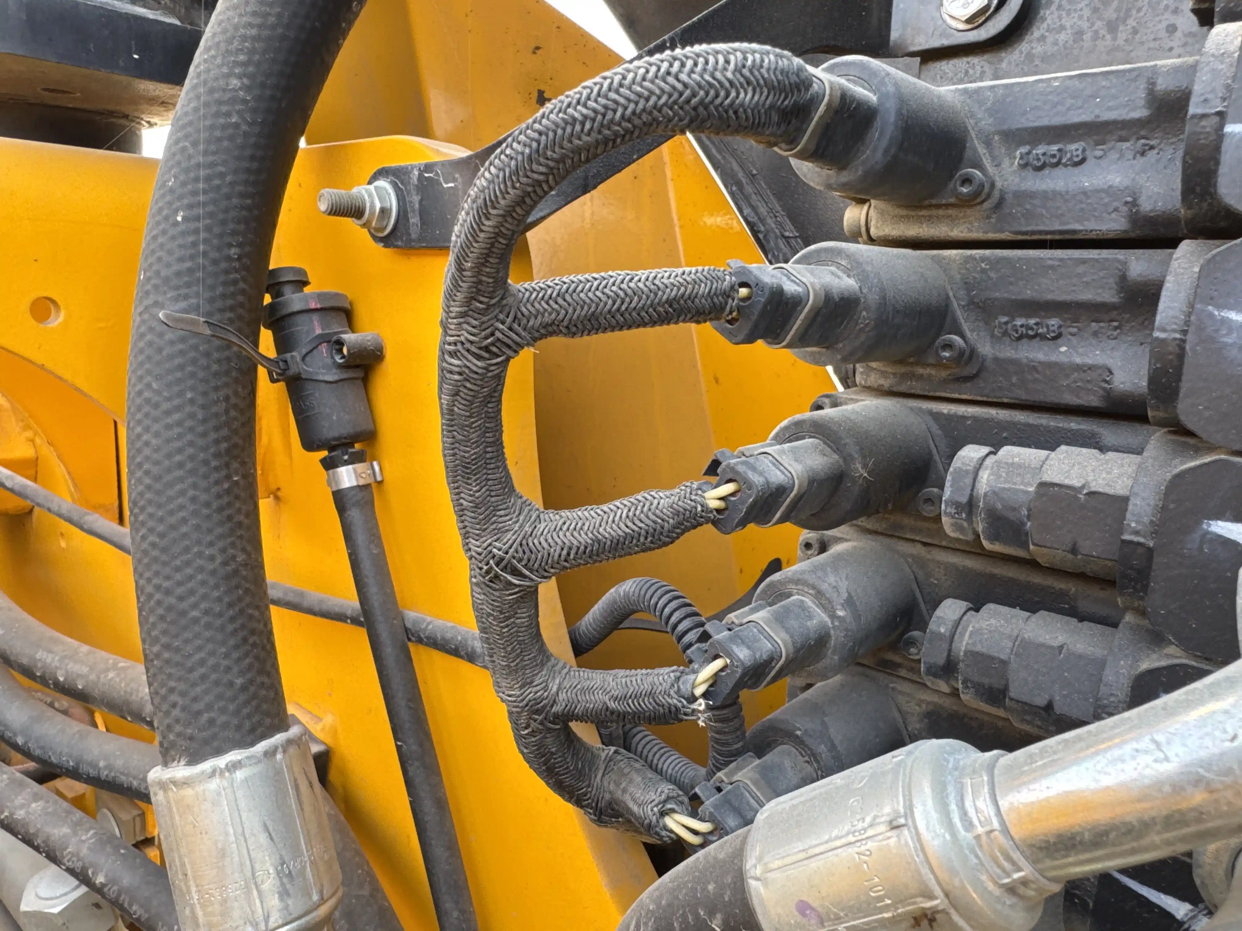 THM-001-JCB-540-170-telehandler-inspection-hydraulics-wiring-harness-1