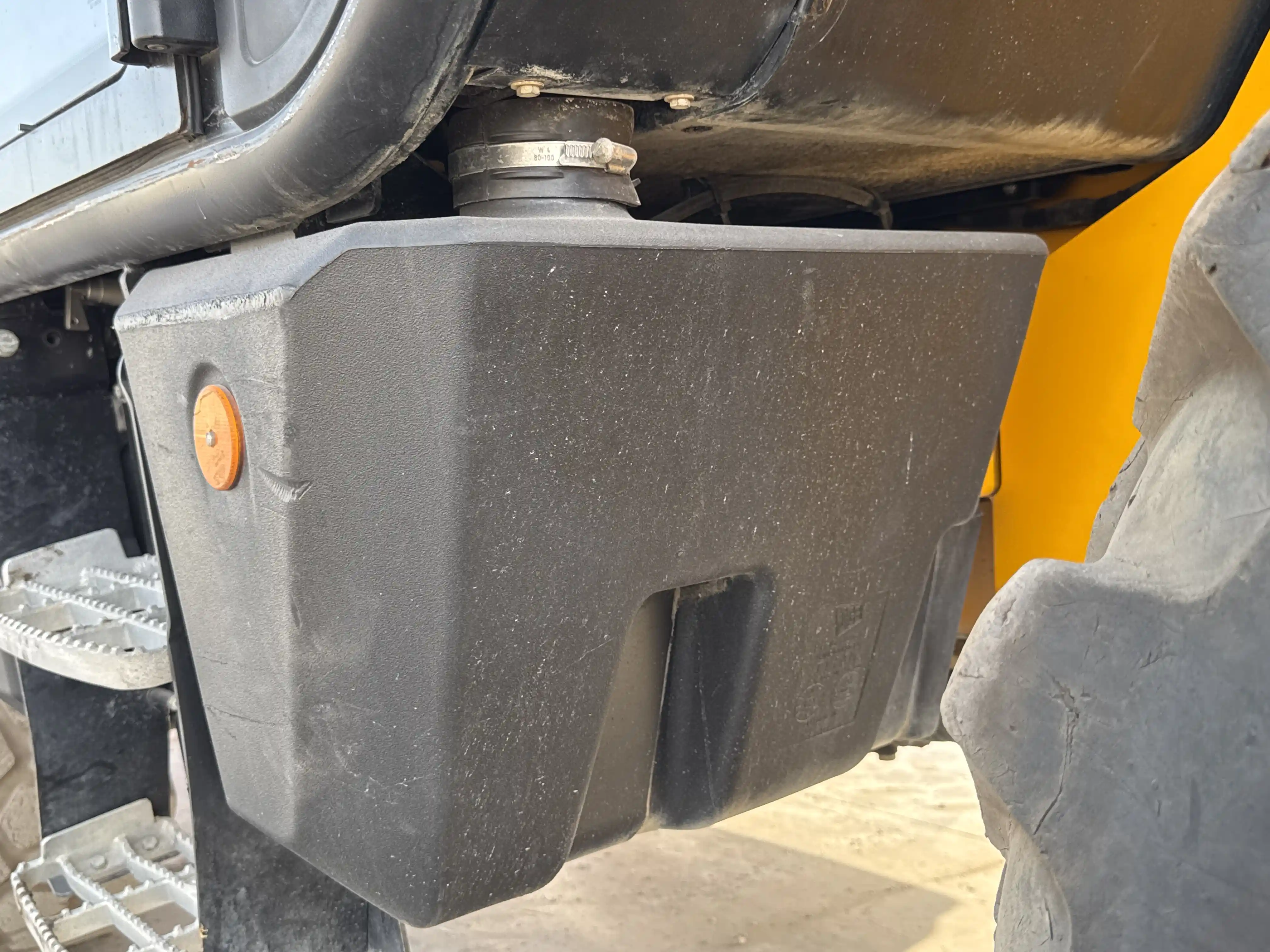 THM-001-JCB-540-170-telehandler-inspection-engine-fuel-tank-2