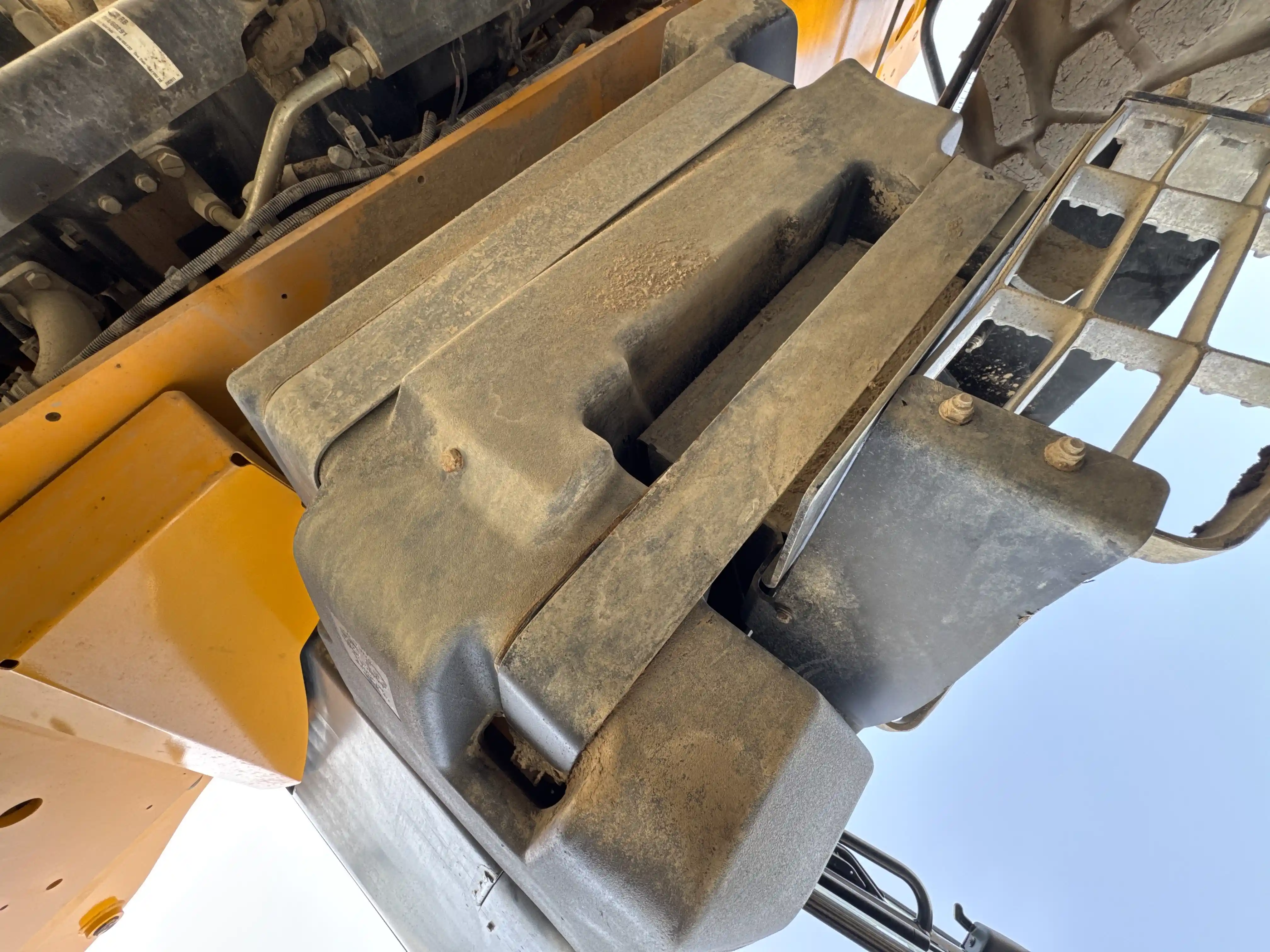THM-001-JCB-540-170-telehandler-inspection-engine-fuel-tank-4