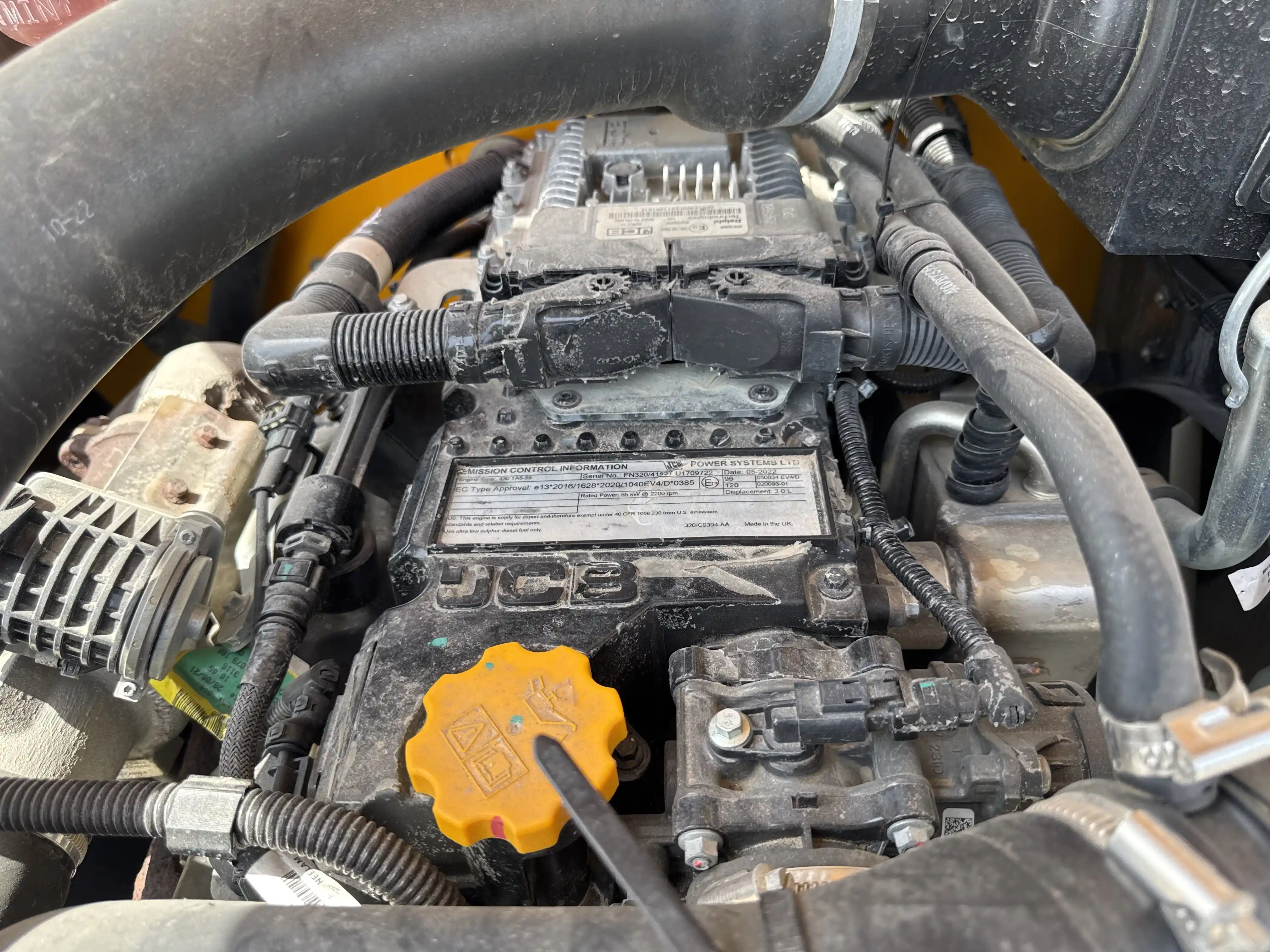 THM-001-JCB-540-170-telehandler-inspection-engine-engine-oil-leaks-2