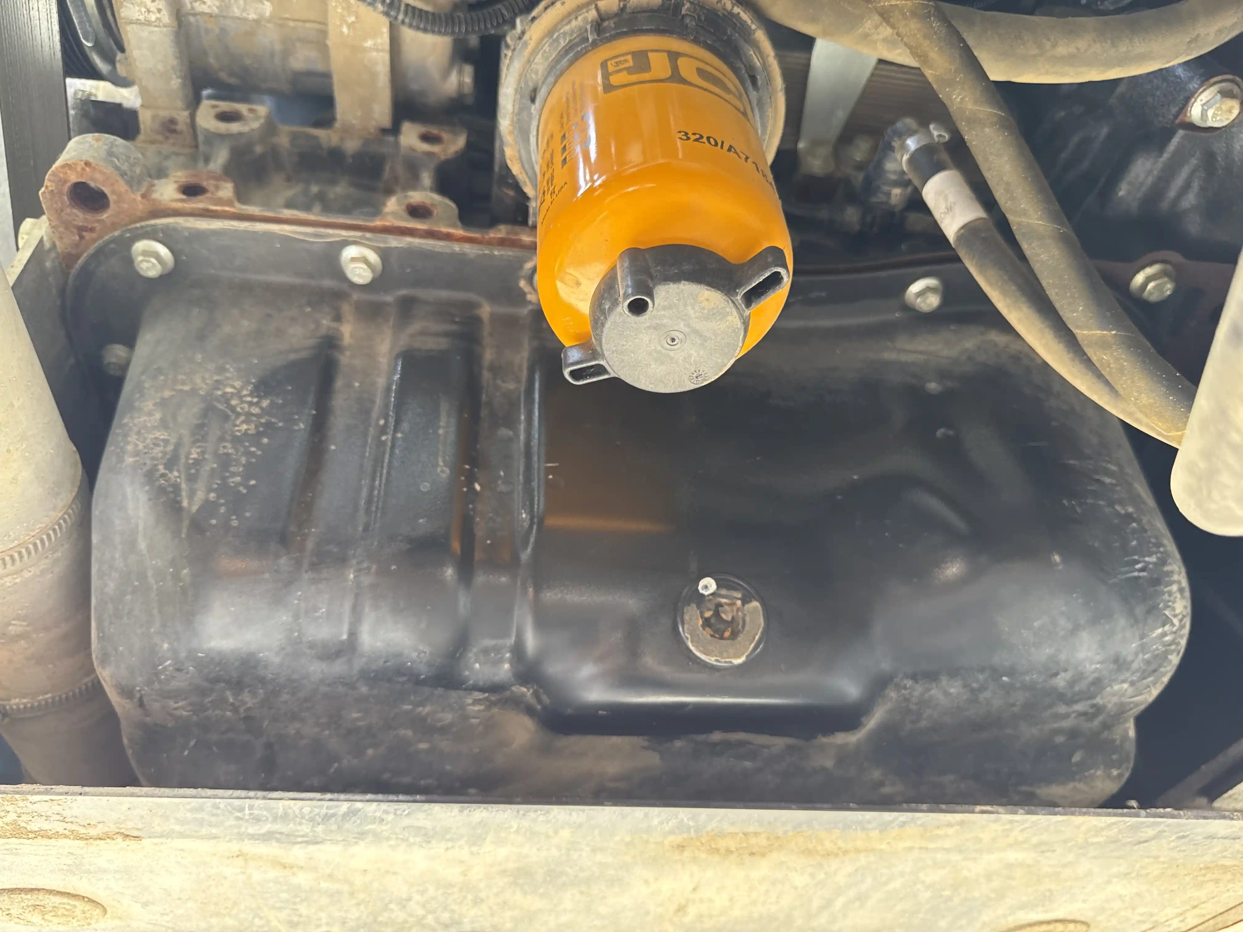 THM-001-JCB-540-170-telehandler-inspection-engine-engine-oil-leaks-3