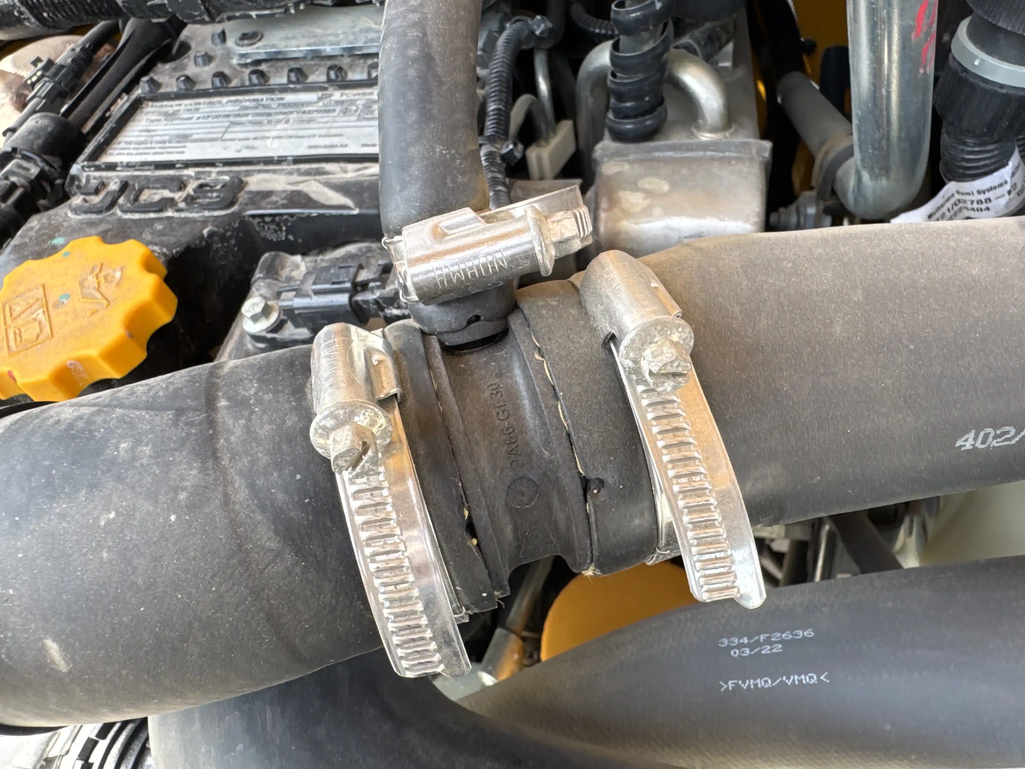 THM-001-JCB-540-170-telehandler-inspection-engine-hoses-3