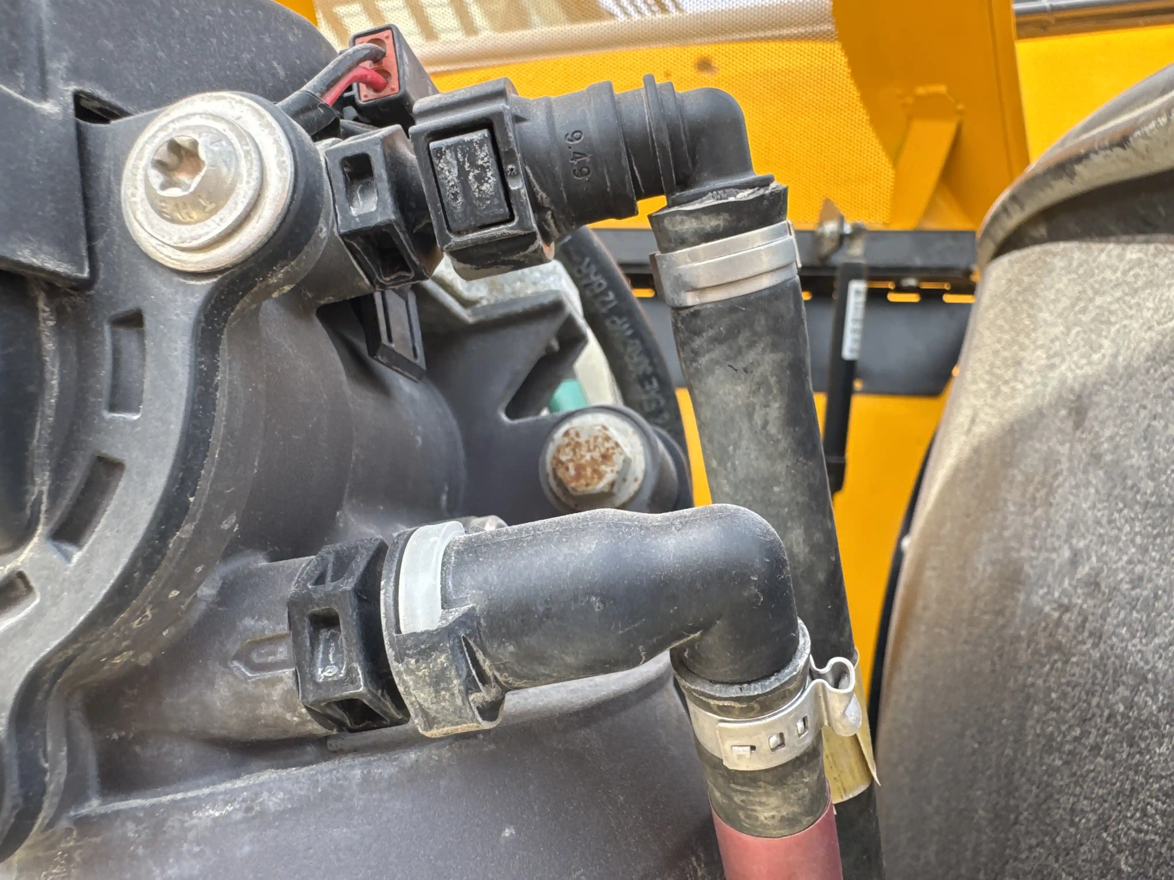 THM-001-JCB-540-170-telehandler-inspection-engine-hoses-4
