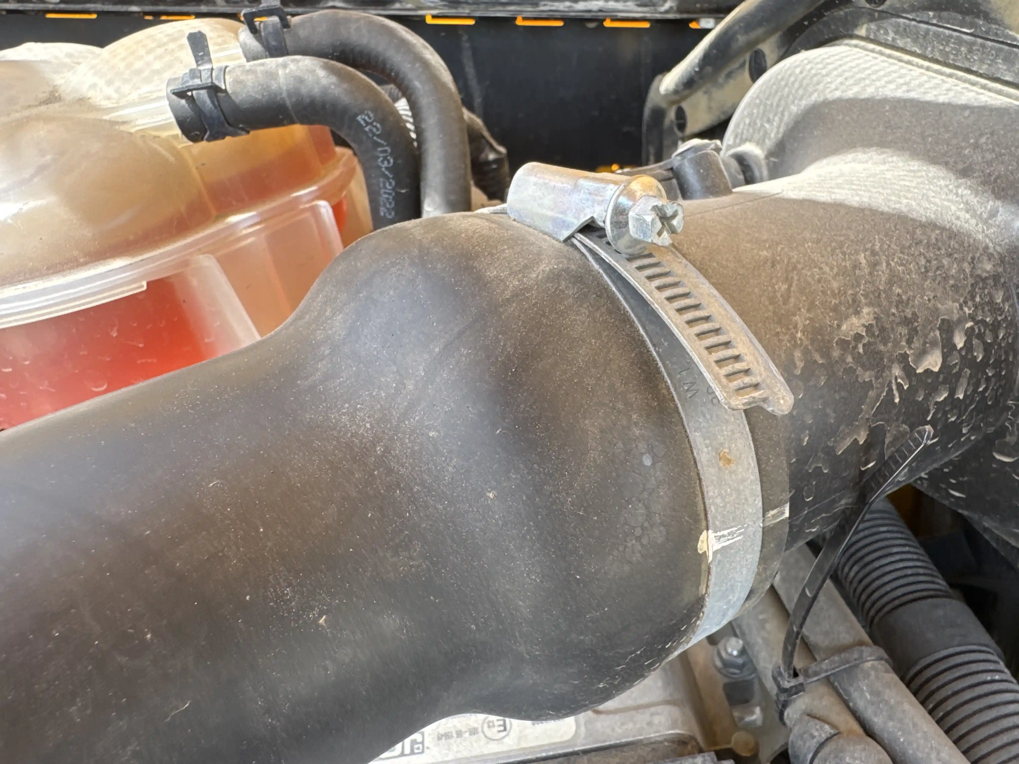 THM-001-JCB-540-170-telehandler-inspection-engine-hoses-6