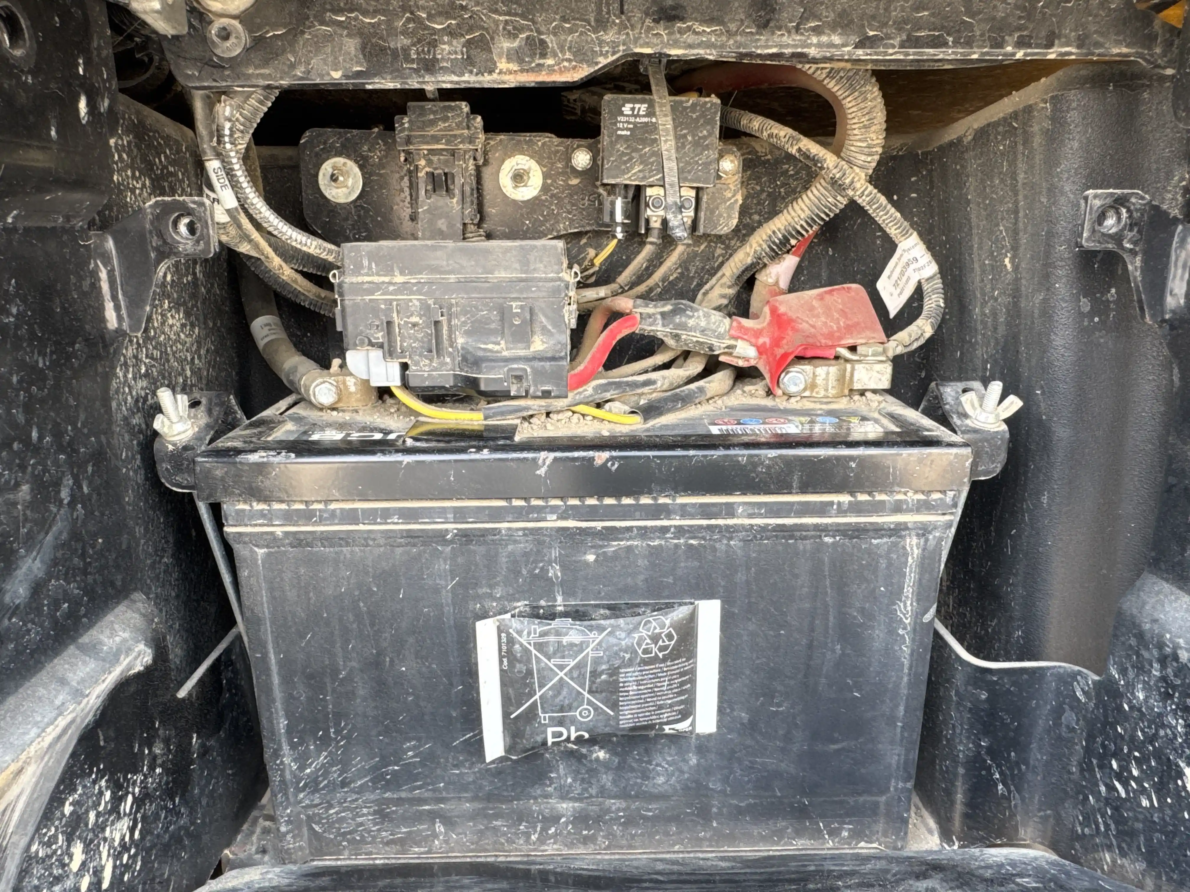 THM-001-JCB-540-170-telehandler-inspection-electronics-battery-1