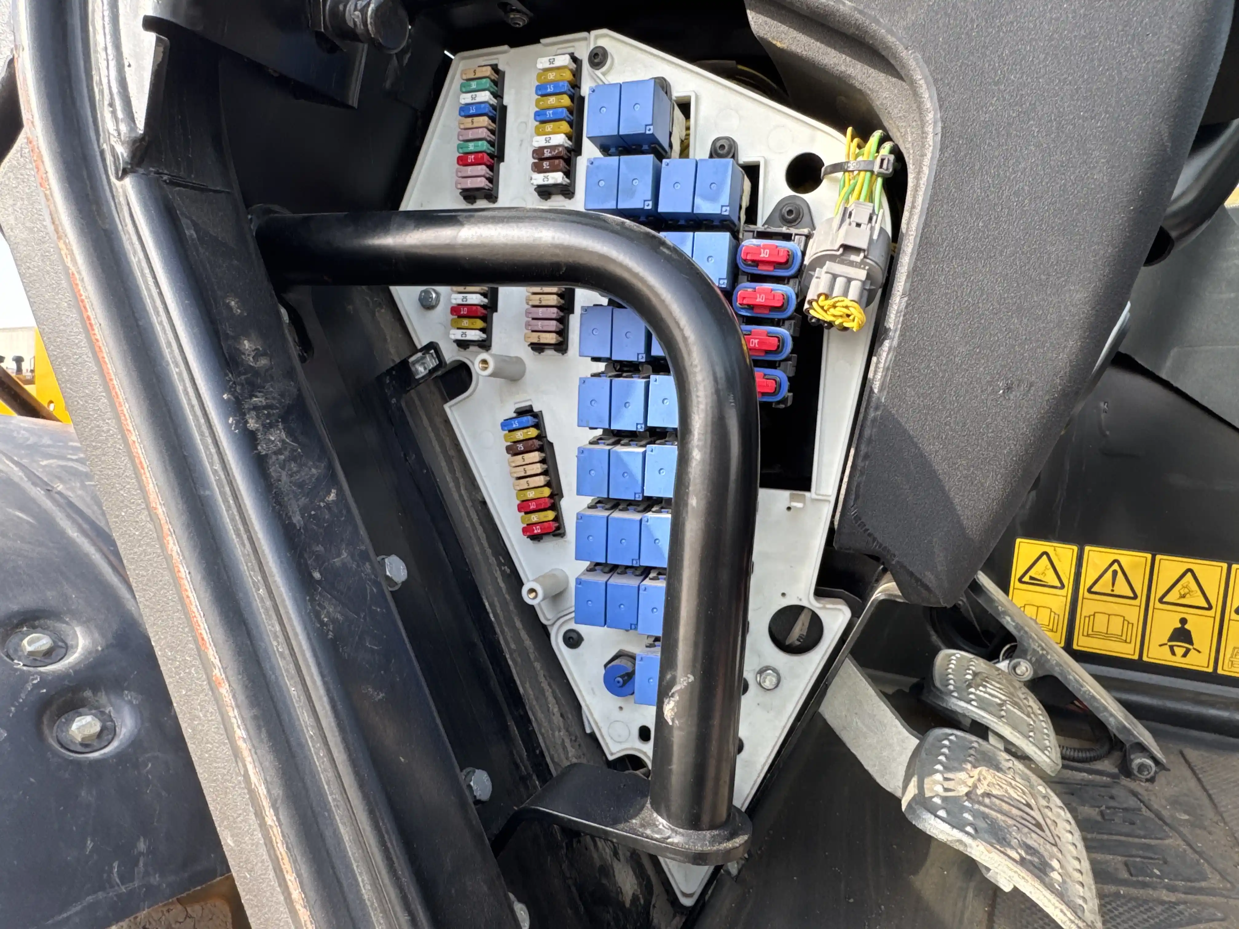 THM-001-JCB-540-170-telehandler-inspection-electronics-fuse-box-1