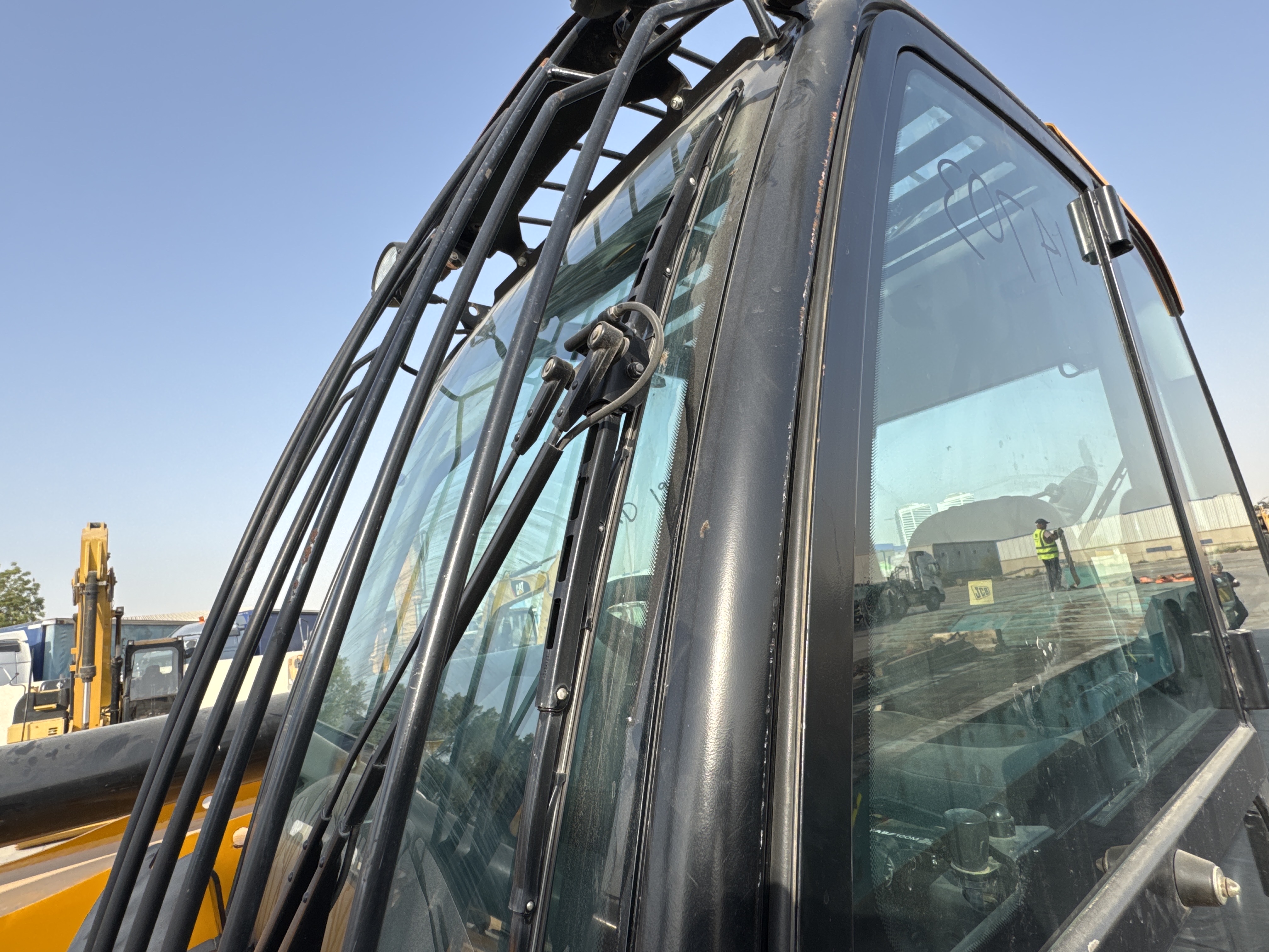 THM-001-JCB-540-170-telehandler-inspection-electronics-wipers-3