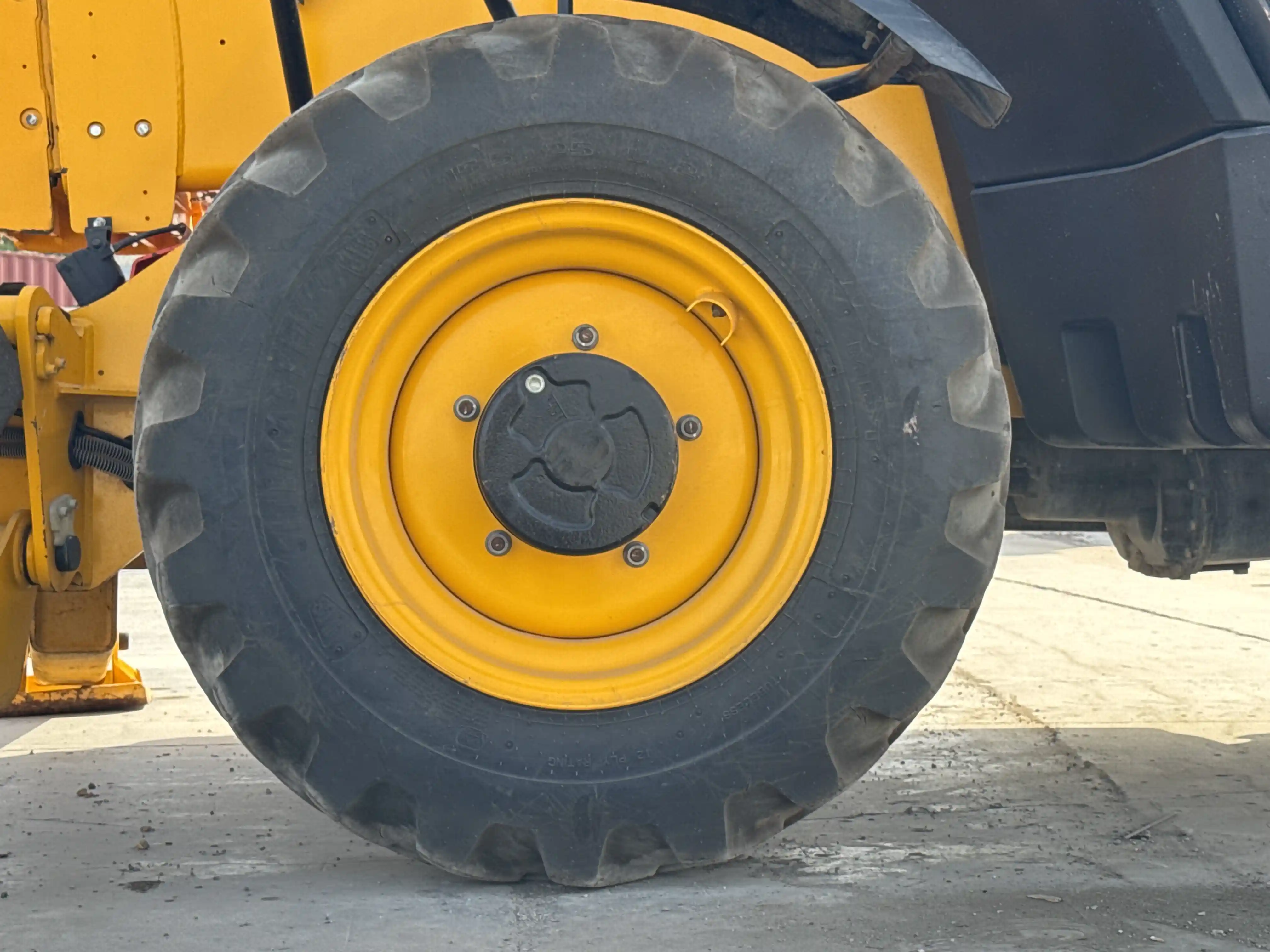 THM-001-JCB-540-170-telehandler-inspection-chassis-left-front-tire-wheel-hub-condition-1