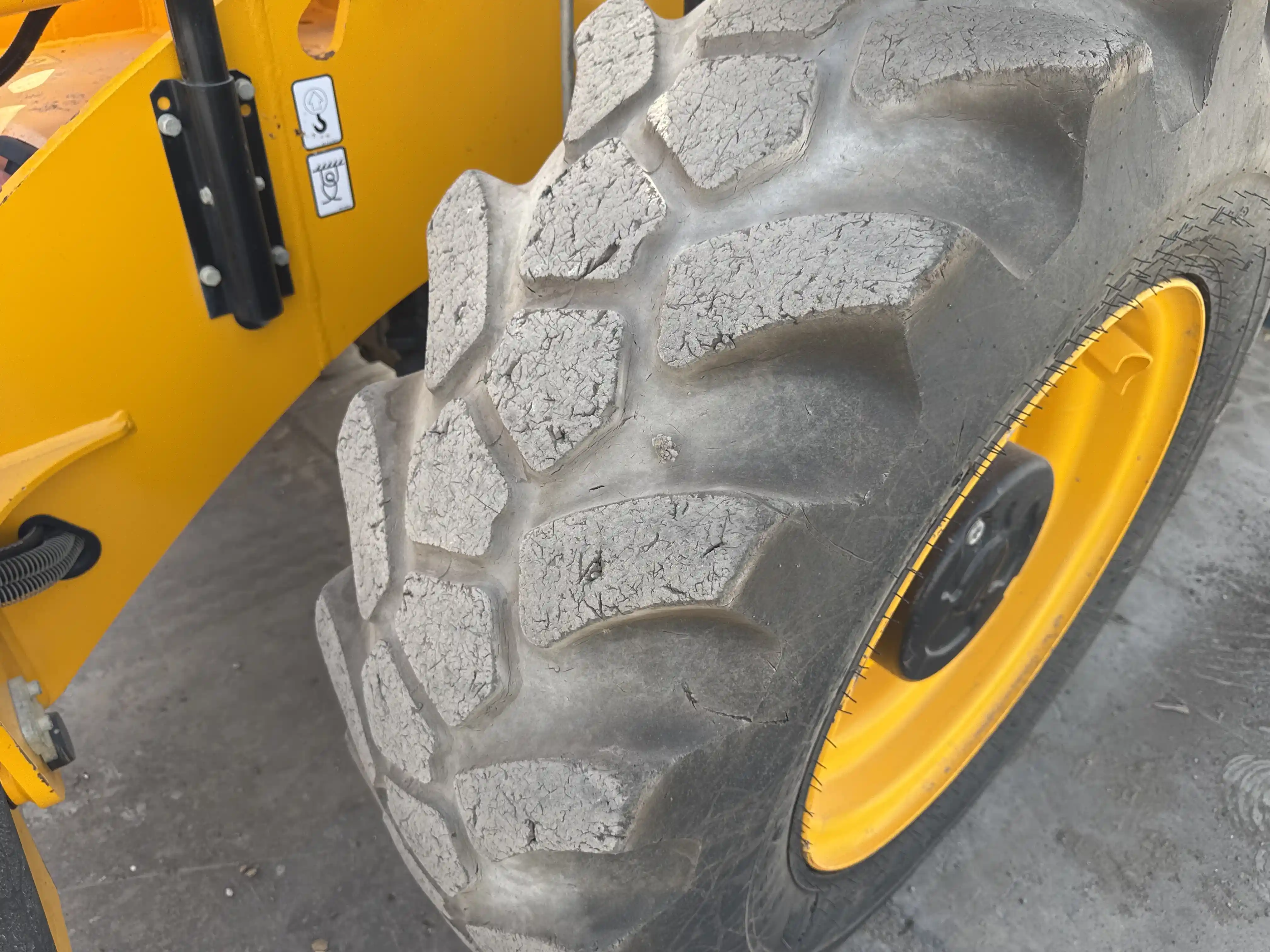 THM-001-JCB-540-170-telehandler-inspection-chassis-left-front-tire-wheel-hub-condition-2