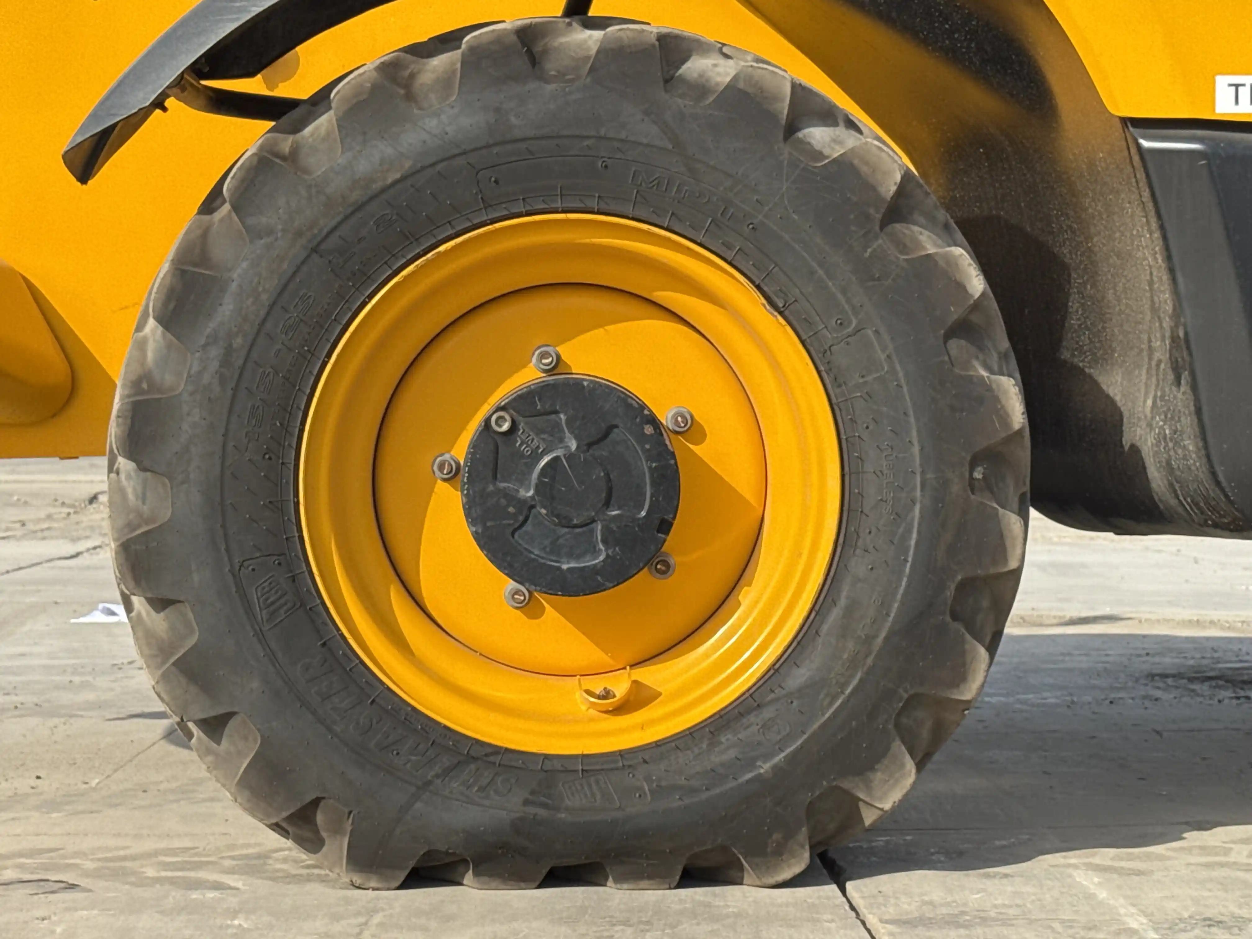 THM-001-JCB-540-170-telehandler-inspection-chassis-right-rear-tire-wheel-hub-condition-1