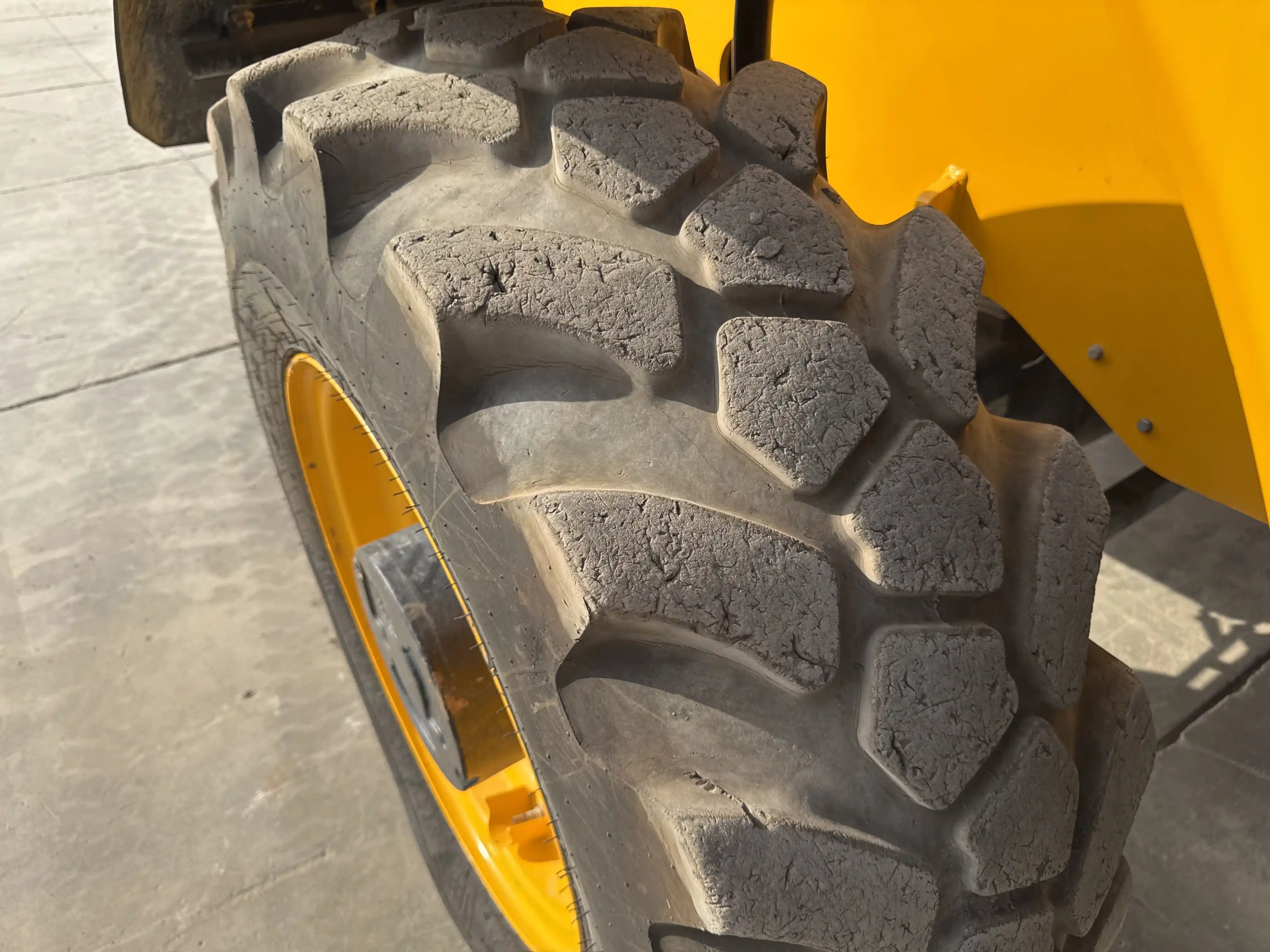THM-001-JCB-540-170-telehandler-inspection-chassis-right-rear-tire-wheel-hub-condition-2