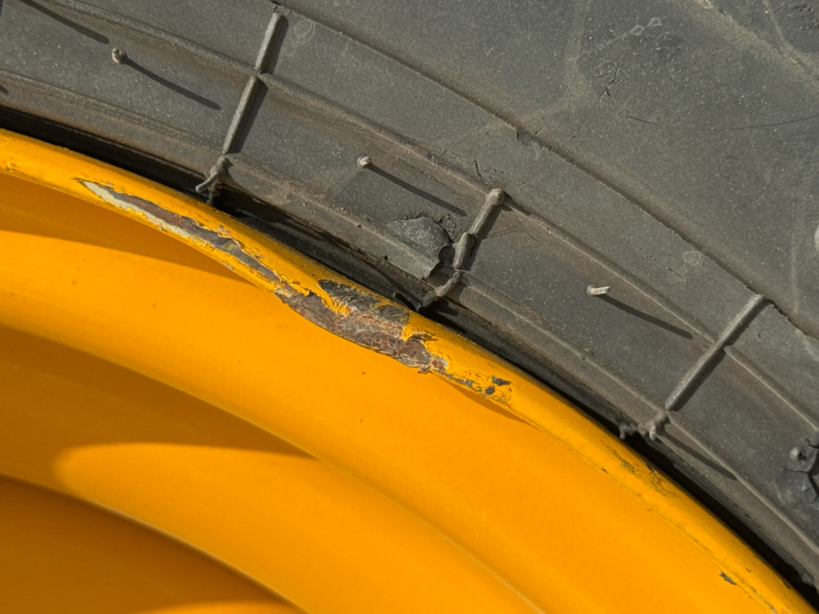 THM-001-JCB-540-170-telehandler-inspection-chassis-right-rear-tire-wheel-hub-condition-3